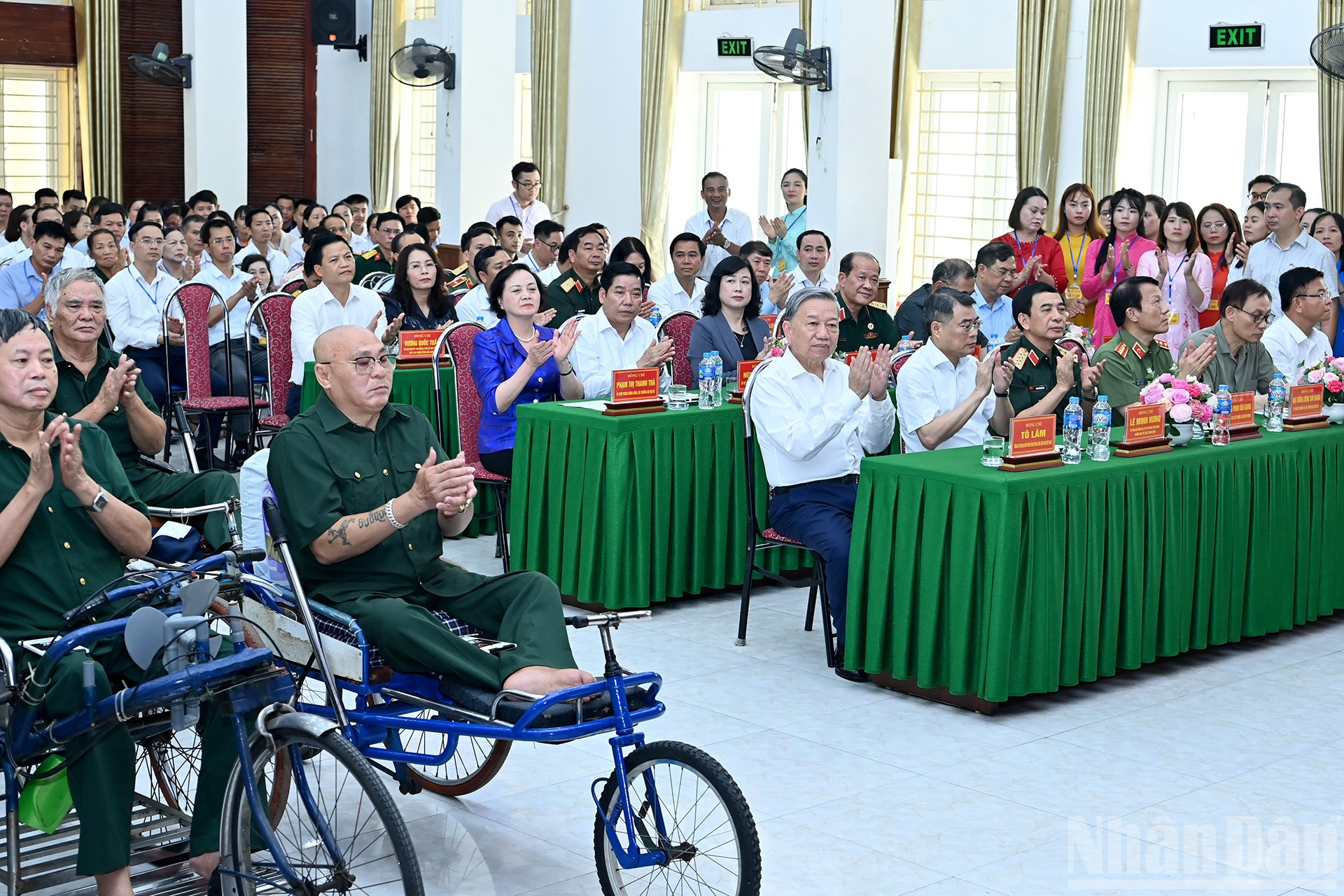 Tổng Bí thư Tô Lâm cùng Đoàn công tác Trung ương thăm, tặng quà thương, bệnh binh tại Trung tâm Điều dưỡng thương binh Thuận Thành (phường Ninh Xá, tỉnh Bắc Ninh). ndo_br_a7-bnd-3706.jpg