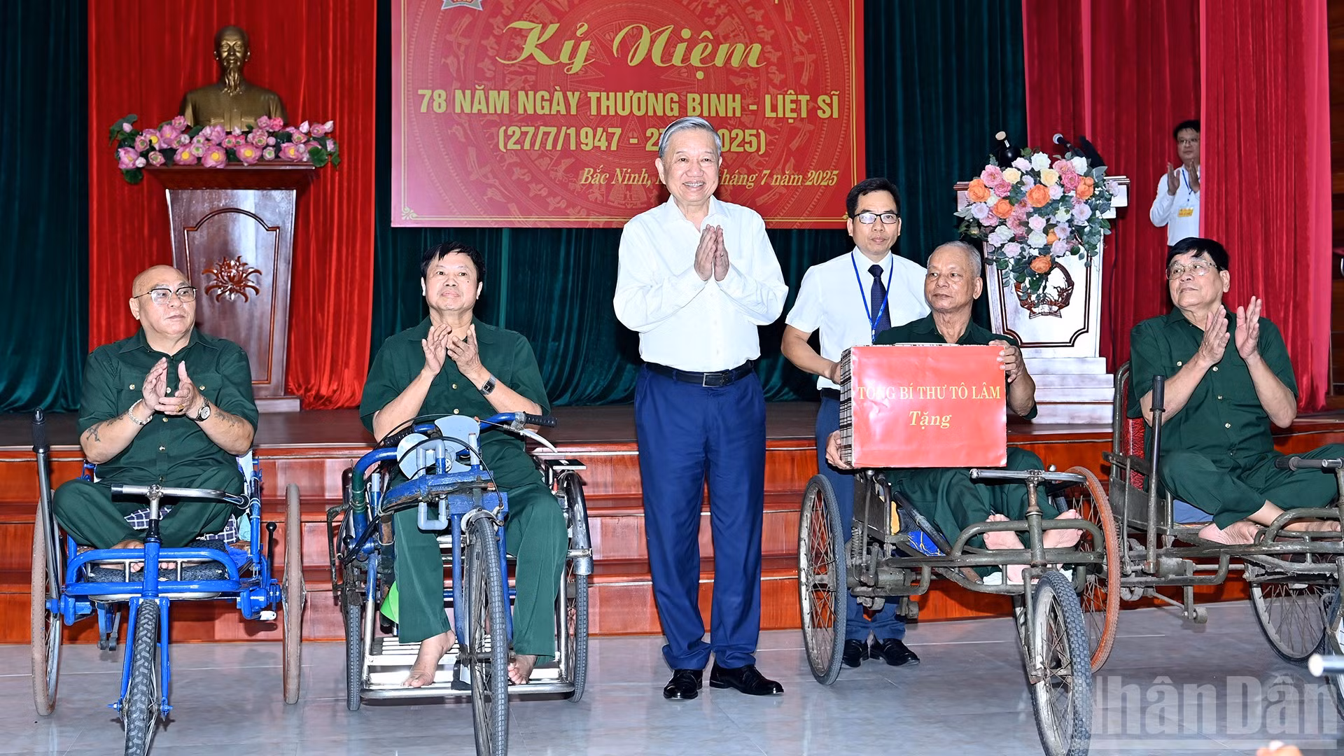 Tổng Bí thư Tô Lâm tặng quà thương binh nặng tại Trung tâm Điều dưỡng thương binh Thuận Thành (phường Ninh Xá, tỉnh Bắc Ninh).