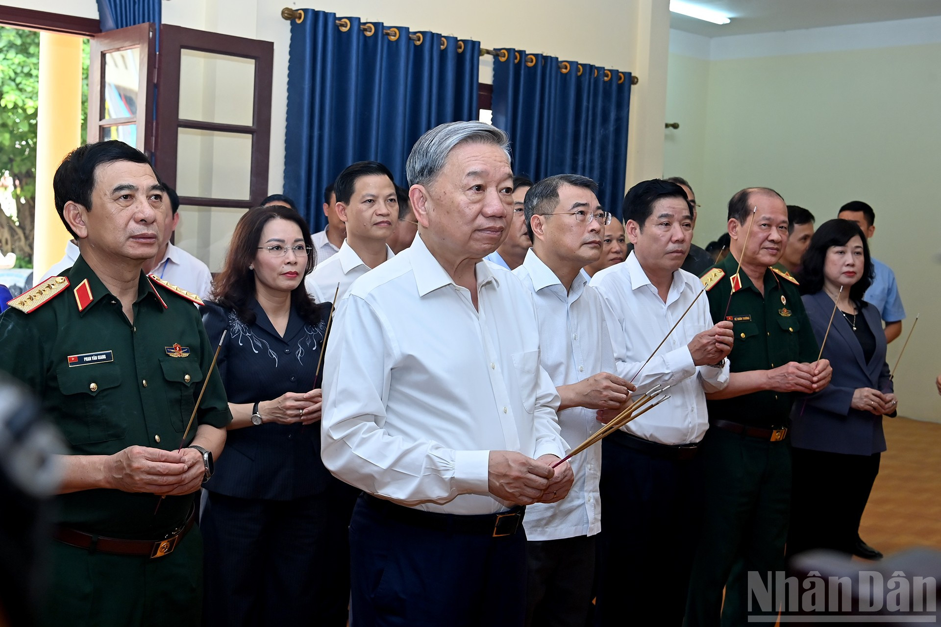 Tổng Bí thư Tô Lâm và Đoàn công tác Trung ương dâng hương tưởng niệm các Anh hùng, Liệt sĩ . ndo_br_a3-bnd-3638.jpg