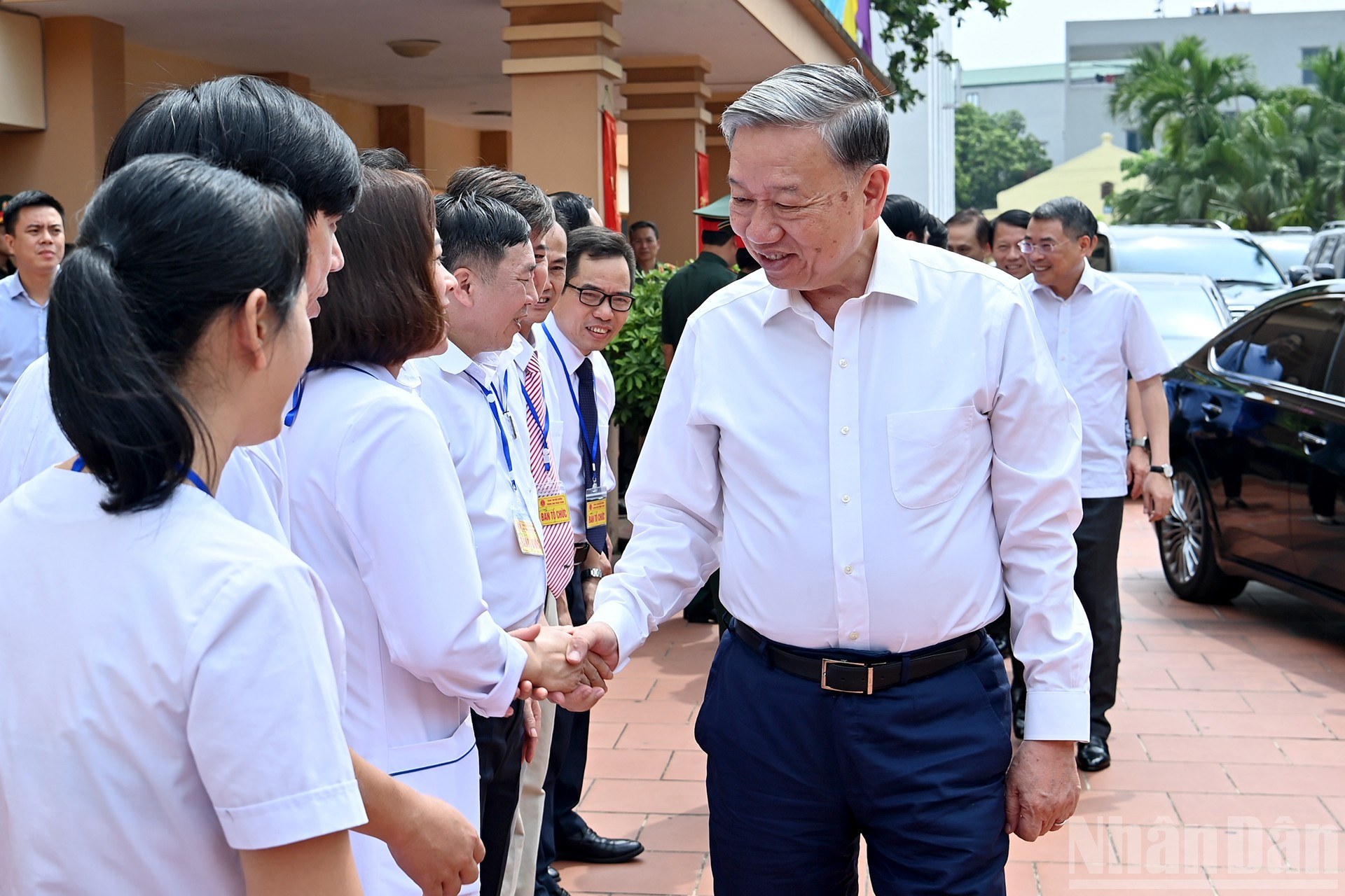 Tổng Bí thư Tô Lâm với cán bộ, y bác sĩ Trung tâm Điều dưỡng thương binh Thuận Thành. ndo_br_a2-bnd-3625.jpg
