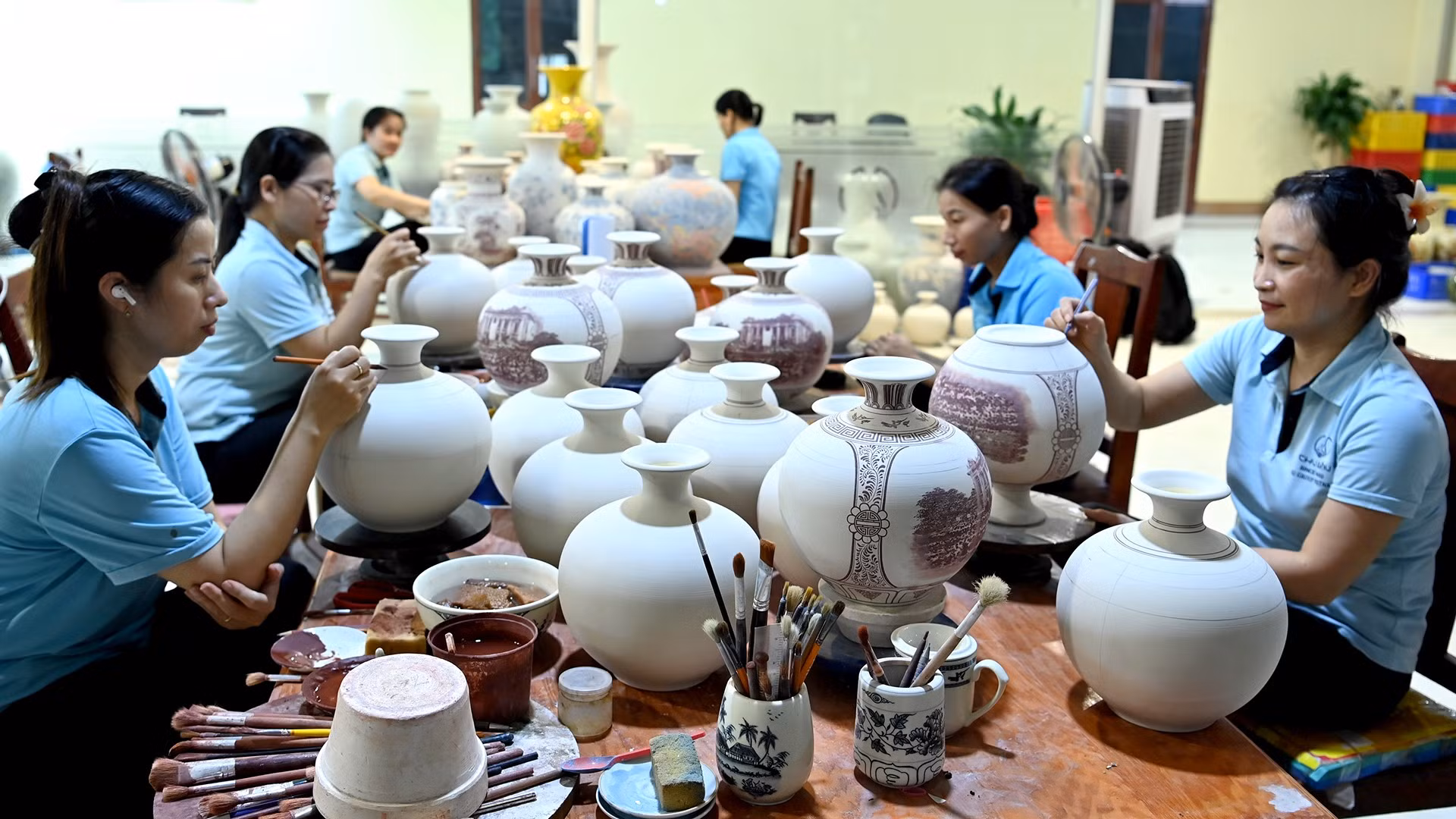 Các nghệ nhân, công nhân Công ty cổ phần Gốm Chu Đậu tăng ca làm việc để cho ra lò những sản phẩm độc đáo, mang ý nghĩa lịch sử.