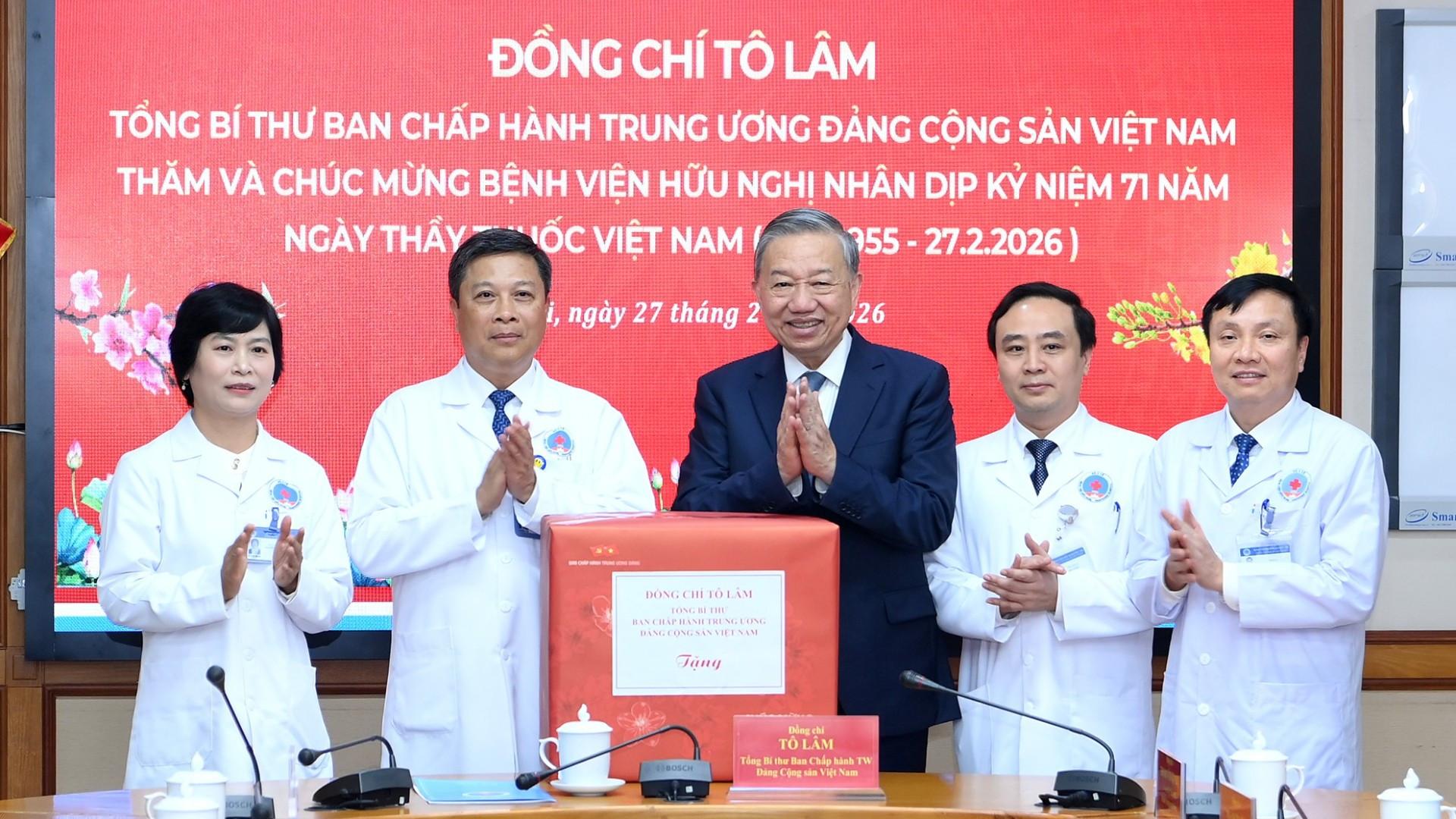 Tổng Bí thư Tô Lâm trao quà tặng Bệnh viện Hữu Nghị, nhân dịp kỷ niệm 71 năm Ngày Thầy thuốc Việt Nam (27/2/1955-27/2/2026). (Ảnh: ĐĂNG KHOA)