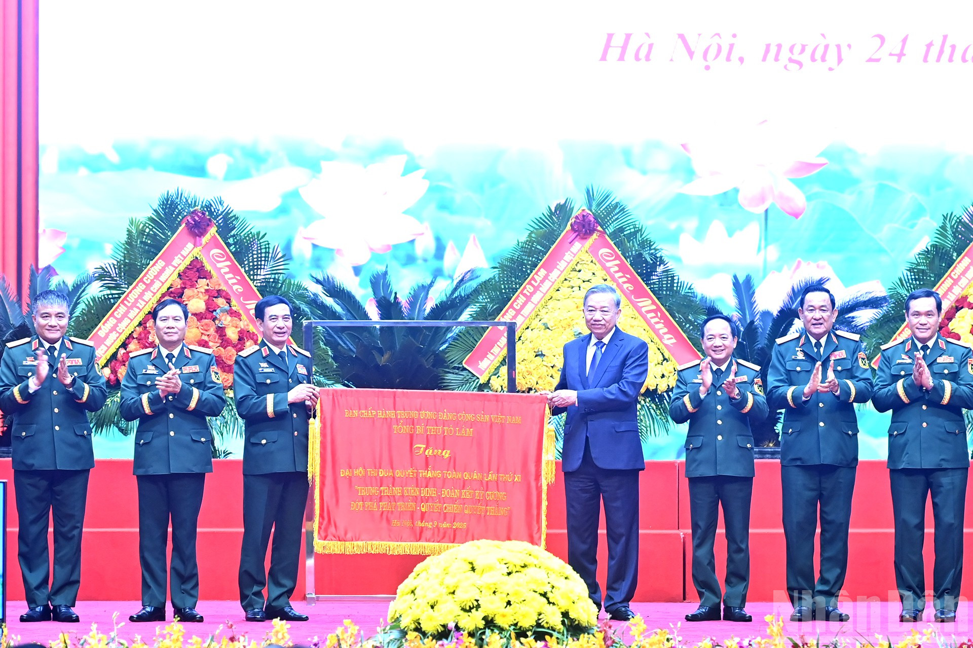 អគ្គលេខាធិកា To Lam បានបង្ហាញបដាដល់សមាជជាតិលើកទី ១១ ដើម្បីជ័យជំនះ។ ndo_br_a7-bnd-8640.jpg