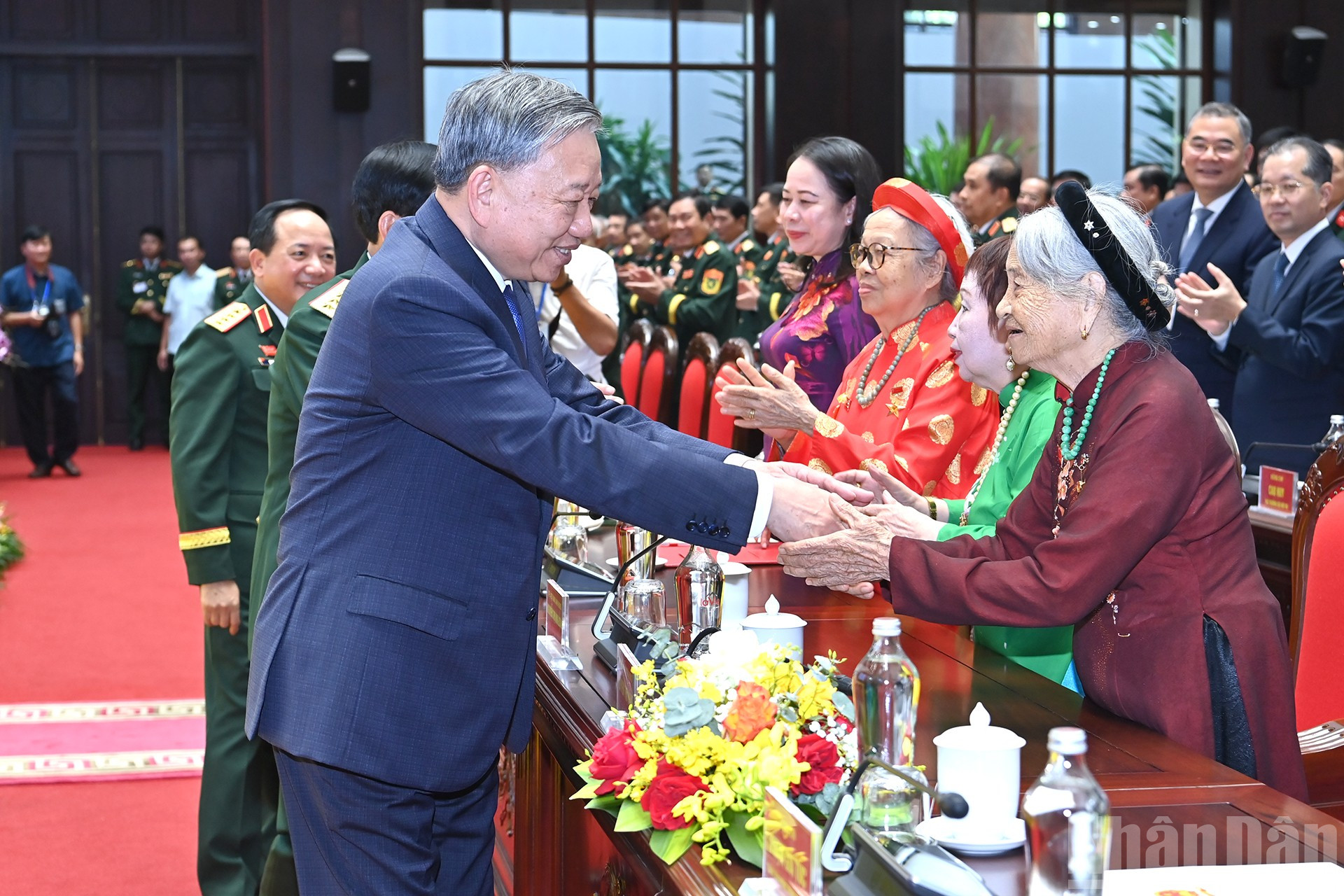 អគ្គលេខាធិកា To Lam ជាមួយមាតាវីរជនវៀតណាមចូលរួមមហាសន្និបាតជាតិលើកទី ១១ ដើម្បីជ័យជំនះ។ ndo_br_a7-bnd-8330.jpg