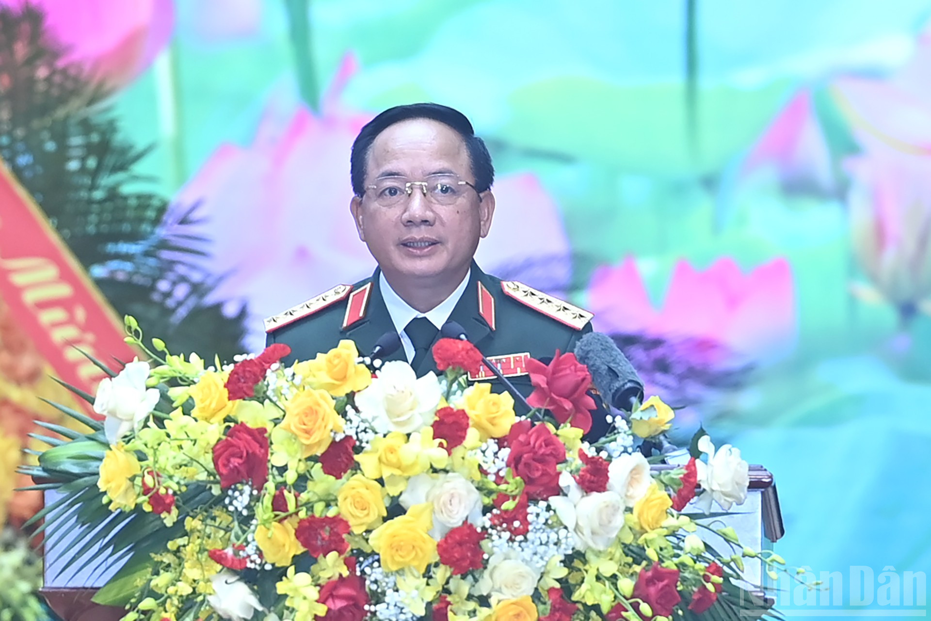 នាយឧត្តមសេនីយ៍ Trinh Van Quyet លេខាគណៈកម្មាធិការមជ្ឈិមបក្ស សមាជិកអចិន្ត្រៃយ៍នៃគណៈកម្មាធិការមជ្ឈិមបក្ស ប្រធាននាយកដ្ឋាននយោបាយនៃកងទ័ពប្រជាជនវៀតណាម ប្រធានក្រុមប្រឹក្សាត្រាប់តាម និងរង្វាន់នៃក្រសួងការពារជាតិបានមានប្រសាសន៍ក្នុងអង្គសន្និបាត។ ndo_br_a11-bnd-8447.jpg