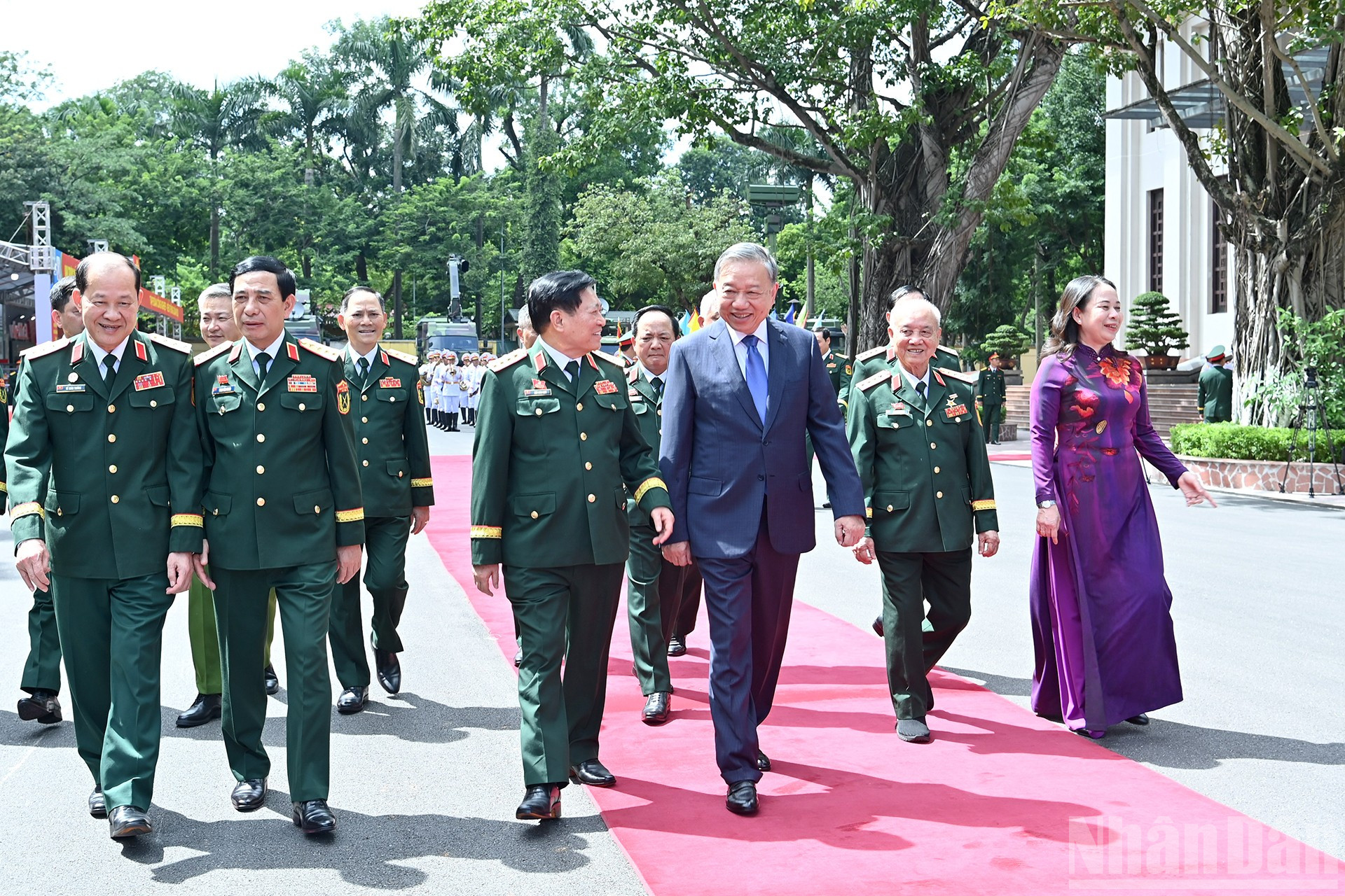 អគ្គលេខាធិកា To Lam ជាមួយគណៈប្រតិភូចូលរួមមហាសន្និបាតជាតិលើកទី ១១ ដើម្បីជ័យជំនះ។ ndo_br_a3-bnd-8127.jpg