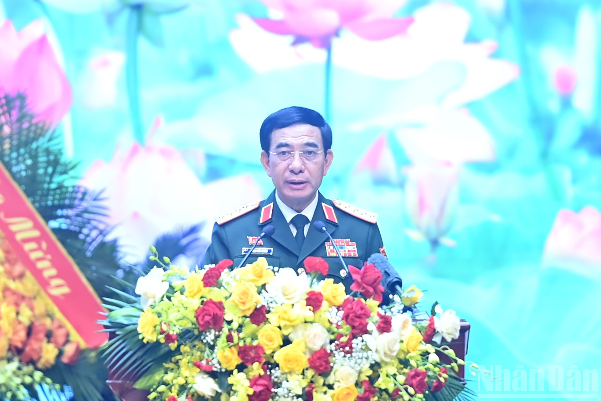 នាយឧត្តមសេនីយ៍ Phan Van Giang សមាជិកការិយាល័យនយោបាយ អនុលេខាគណៈកម្មាធិការយោធាមជ្ឈិម រដ្ឋមន្ត្រីក្រសួងការពារជាតិបានថ្លែងក្នុងអង្គសន្និបាត។ ndo_br_a10-bnd-8405.jpg