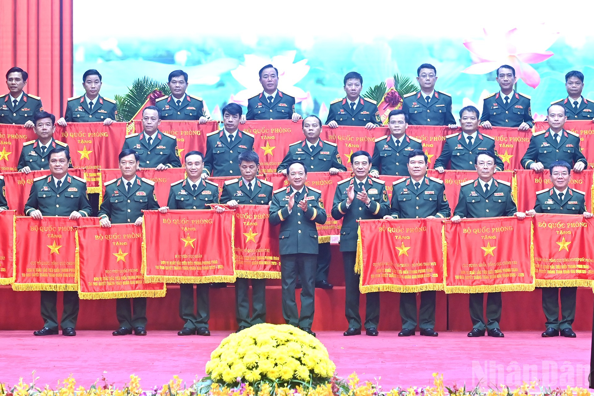 នាយឧត្តមសេនីយ៍ Phan Van Giang និងនាយឧត្តមសេនីយ៍ Trinh Van Quyet ជូនទង់ជាតិត្រាប់តាមដល់អង្គភាពឆ្នើម។ ndo_br_a12-bnd-8585.jpg