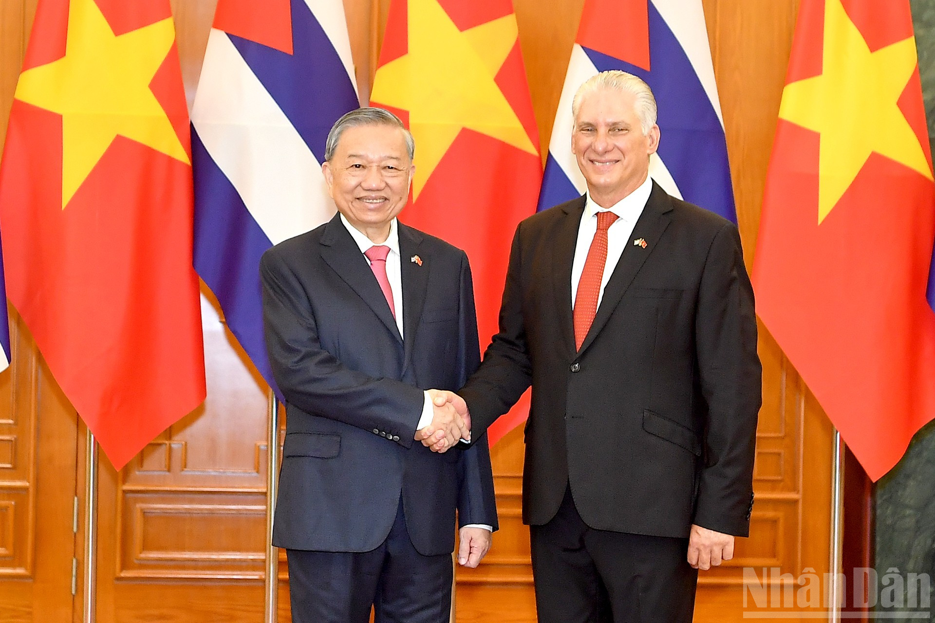 អគ្គលេខាធិកា To Lam ជាមួយលេខាទីមួយ និងប្រធានាធិបតីនៃសាធារណរដ្ឋគុយបា Miguel Diaz-Canel Bermudez មុនពេលកិច្ចចរចា។ ndo_br_a3-bqd-8498.jpg
