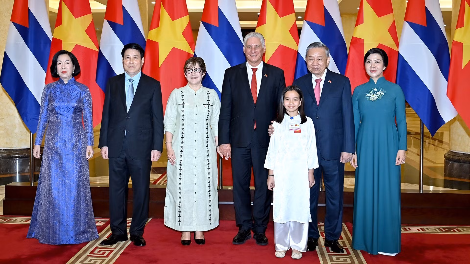 Tổng Bí thư Tô Lâm và Phu nhân, Chủ tịch nước Lương Cường và Phu nhân cùng Bí thư Thứ nhất Đảng Cộng sản Cuba, Chủ tịch nước Cuba Miguel Díaz-Canel Bermúdez và Phu nhân chụp ảnh chung.