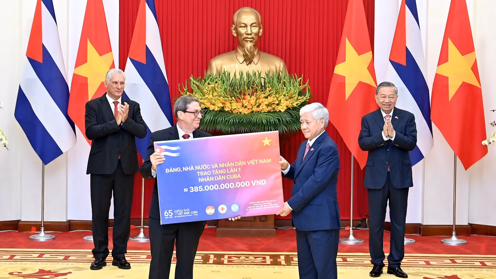 Tổng Bí thư Tô Lâm và Bí thư Thứ nhất, Chủ tịch nước Cộng hòa Cuba Miguel Diaz-Canel Bermudez chứng kiến Lễ trao tặng lần I món quà 385 tỷ đồng của Đảng, Nhà nước và nhân dân Việt Nam tặng nhân dân Cuba. 