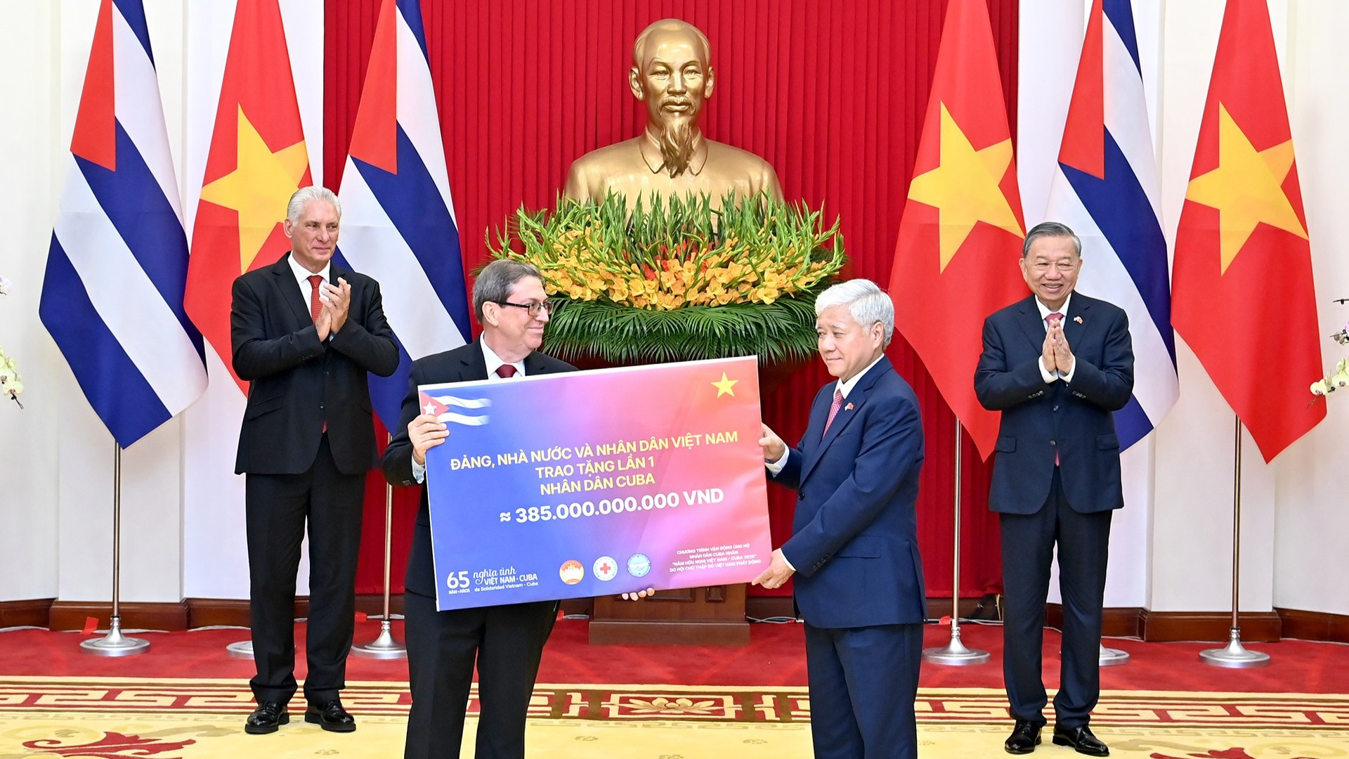 Tổng Bí thư Tô Lâm và Bí thư Thứ nhất, Chủ tịch nước Cộng hòa Cuba Miguel Diaz-Canel Bermudez chứng kiến Lễ trao tặng lần I món quà 385 tỷ đồng của Đảng, Nhà nước và nhân dân Việt Nam tặng nhân dân Cuba. 