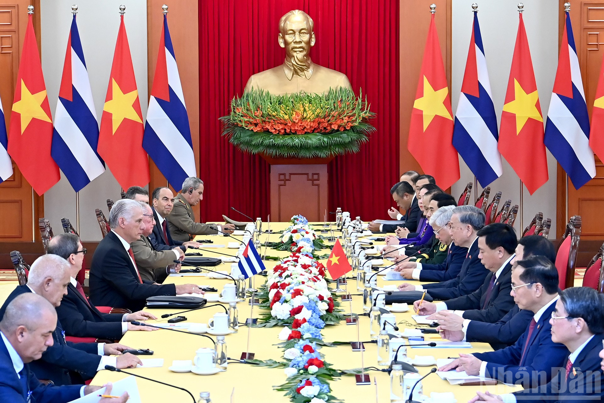 ទិដ្ឋភាពនៃកិច្ចប្រជុំនៅទីស្នាក់ការកណ្តាលបក្ស។ ndo_br_a9-bnd-9481.jpg