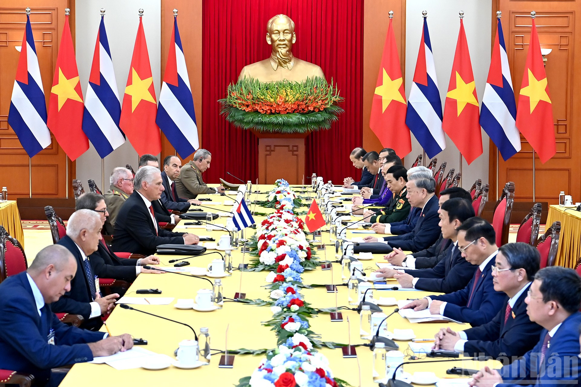 អគ្គលេខាធិកា To Lam បានជួបពិភាក្សាជាមួយលេខាទីមួយ និងប្រធានាធិបតីនៃសាធារណរដ្ឋគុយបា Miguel Diaz-Canel Bermudez។ ndo_br_a3-bnd-9499.jpg