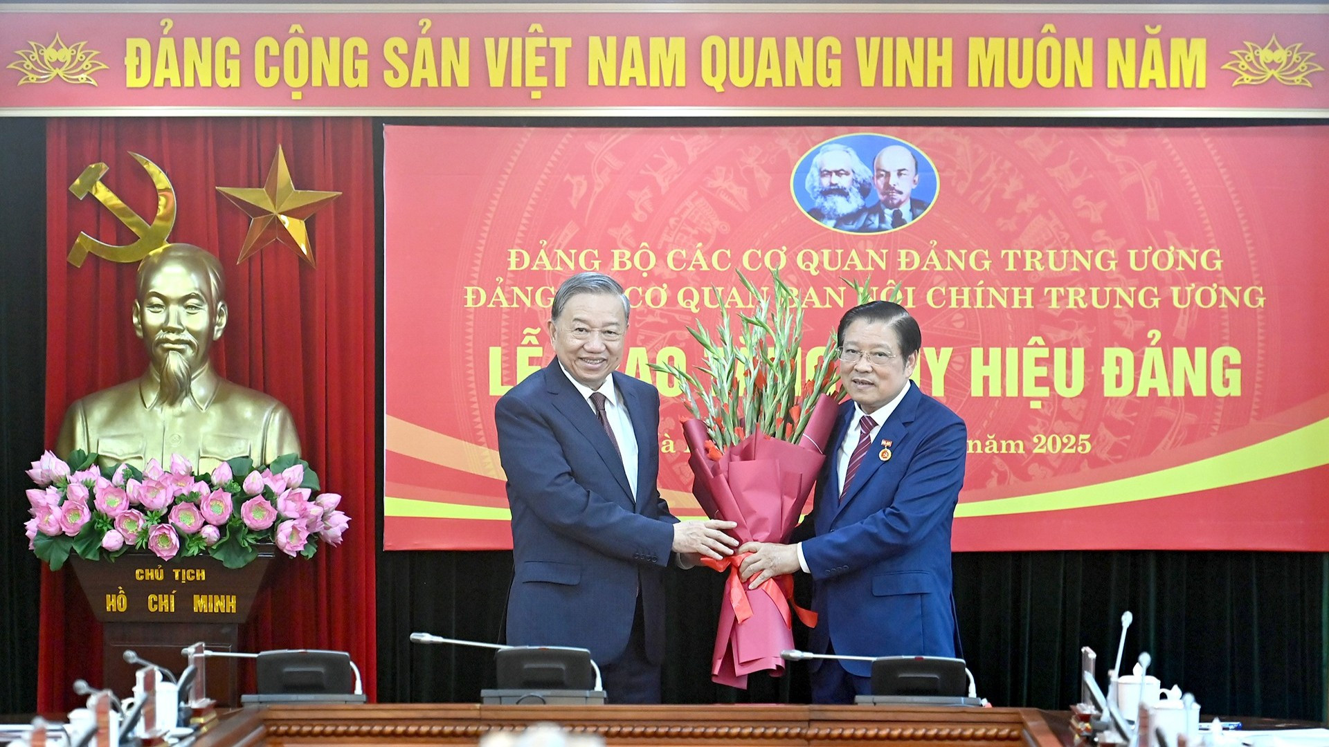 Tổng Bí thư Tô Lâm trao Huy hiệu 45 năm tuổi Đảng và tặng hoa chúc mừng đồng chí Phan Đình Trạc, Ủy viên Bộ Chính trị, Bí thư Trung ương Đảng, Trưởng Ban Nội chính Trung ương.