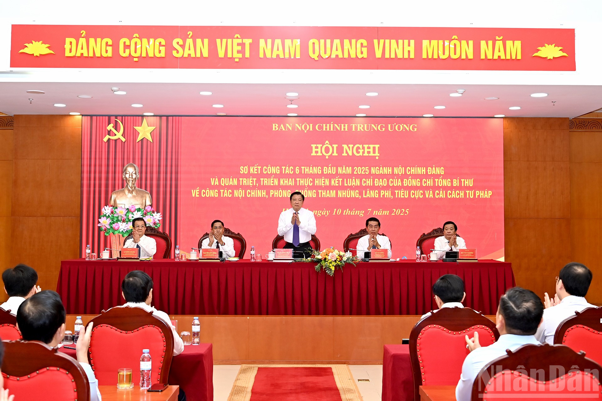 Trưởng ban Nội chính Trung ương Phan Đình Trạc và các đồng chí Phó Trưởng ban chủ trì hội nghị. ndo_br_a2-bnd-2565.jpg