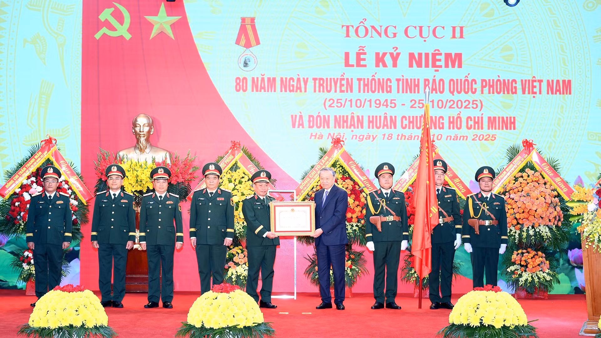 Tổng Bí thư Tô Lâm, Bí thư Quân ủy Trung ương trao Huân chương Hồ Chí Minh tặng Tổng cục II, Bộ Quốc phòng.