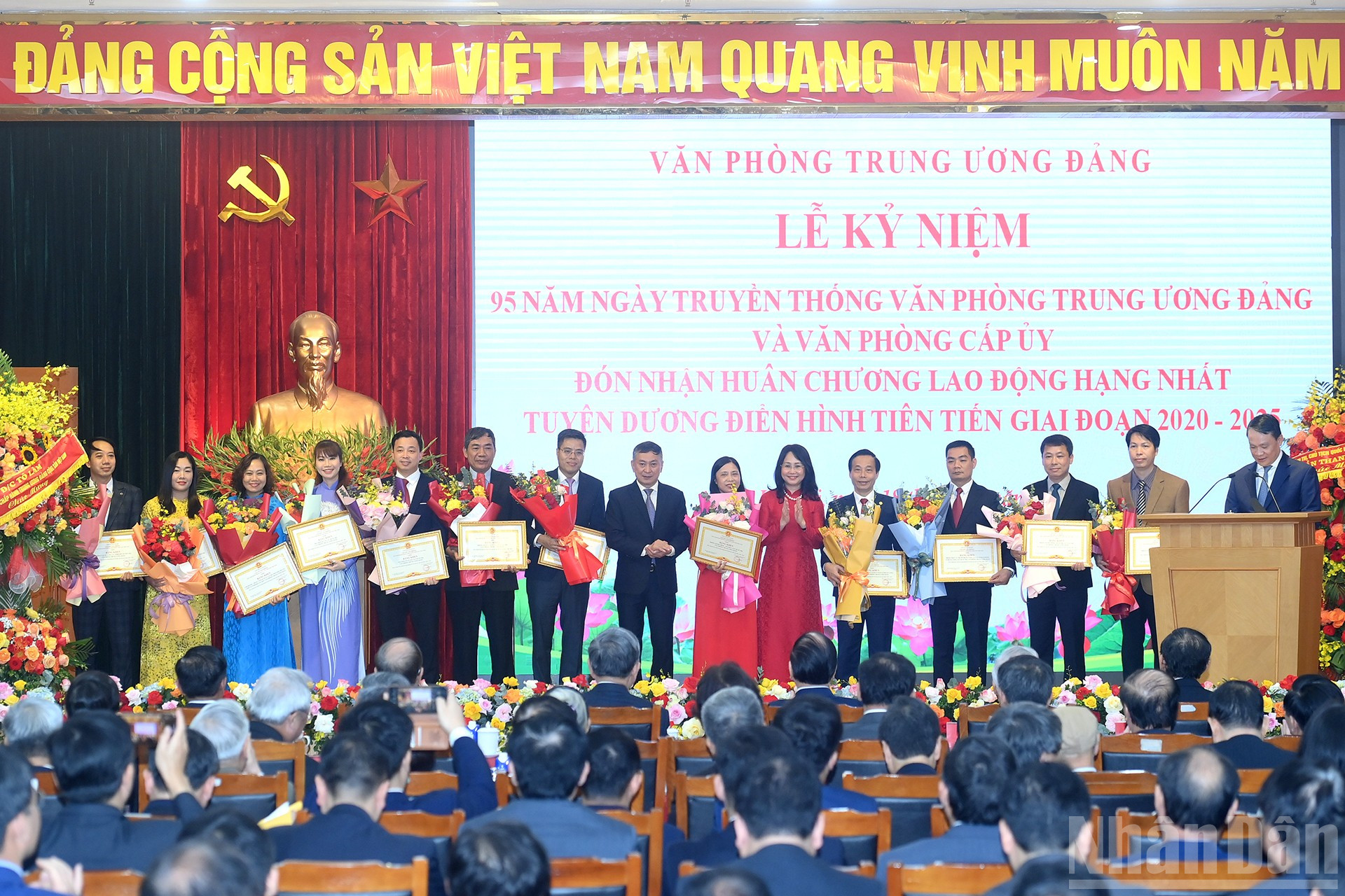 Các tập thể nhận bằng khen của Văn phòng Trung ương Đảng. ndo_br_a11-bnd-4415.jpg