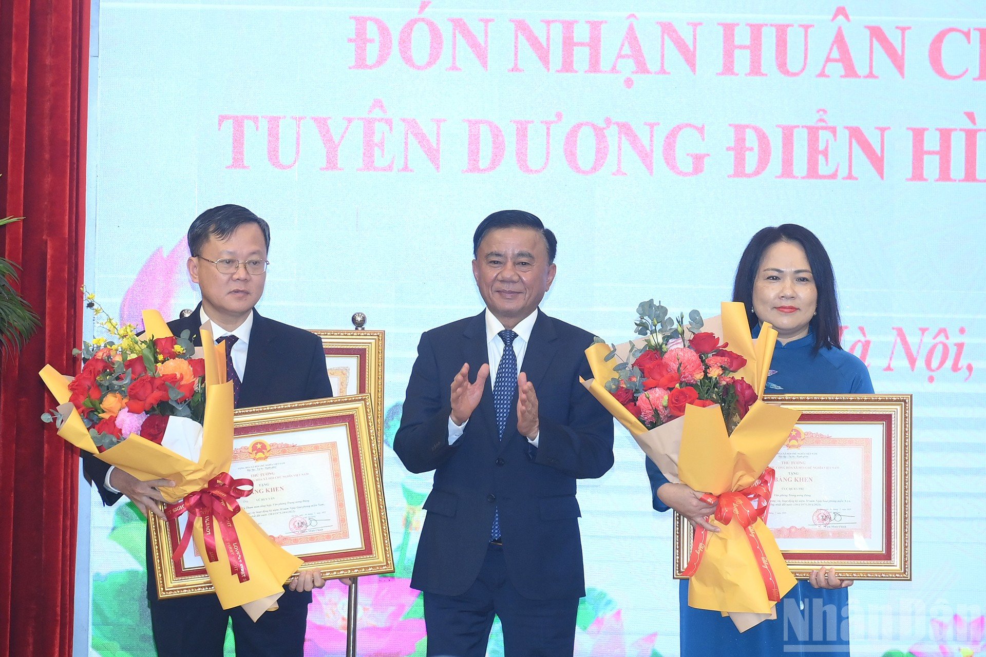 Thường trực Ban Bí thư Trần Cẩm Tú trao Bằng khen của Thủ tướng Chính phủ tặng các tập thể thuộc Văn phòng Trung ương Đảng. ndo_br_a9-bnd-4406.jpg
