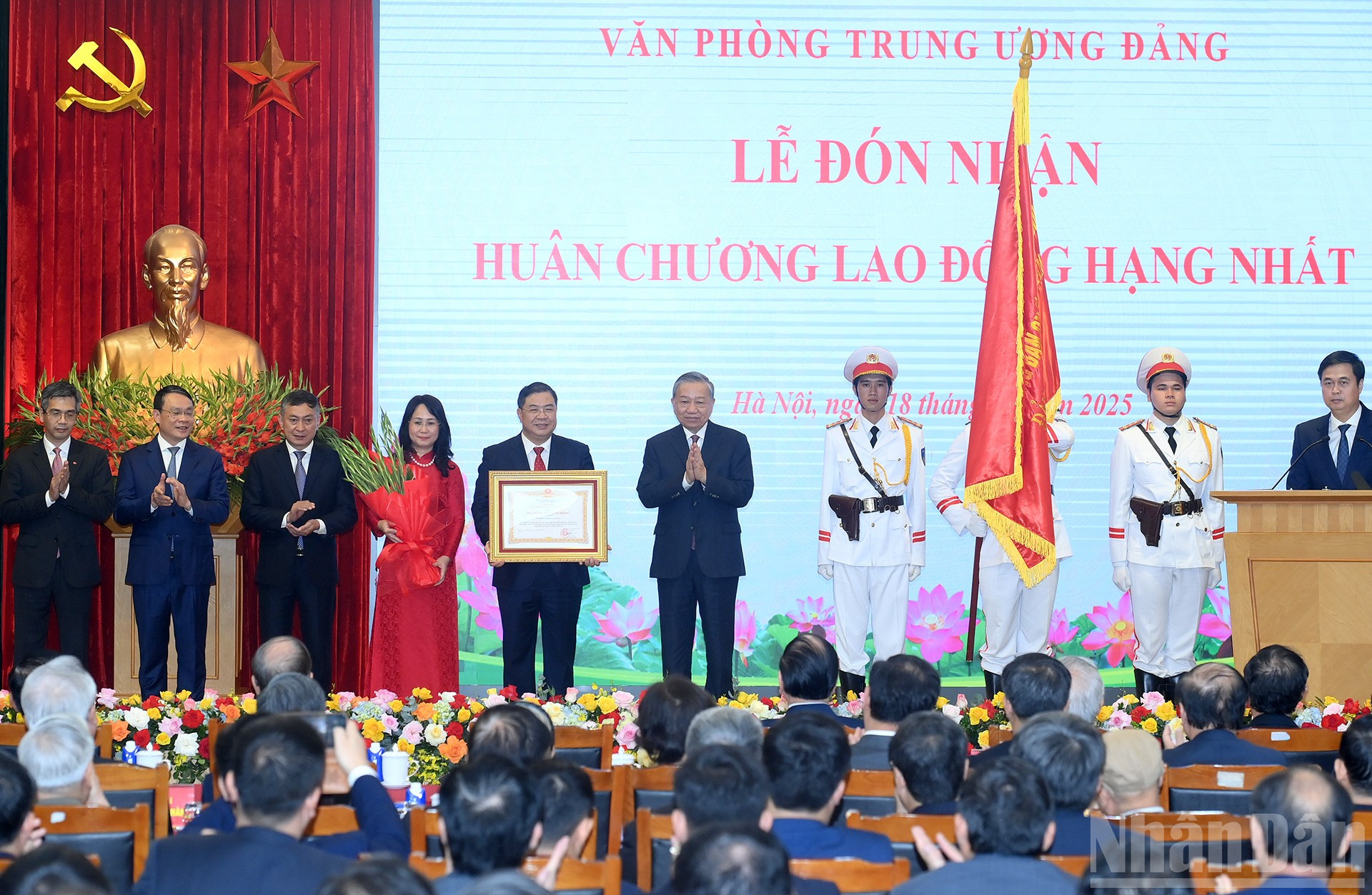 Tổng Bí thư Tô Lâm trao Huân chương Lao động hạng Nhất tặng Văn phòng Trung ương Đảng. ndo_br_a8-bnd-4396.jpg