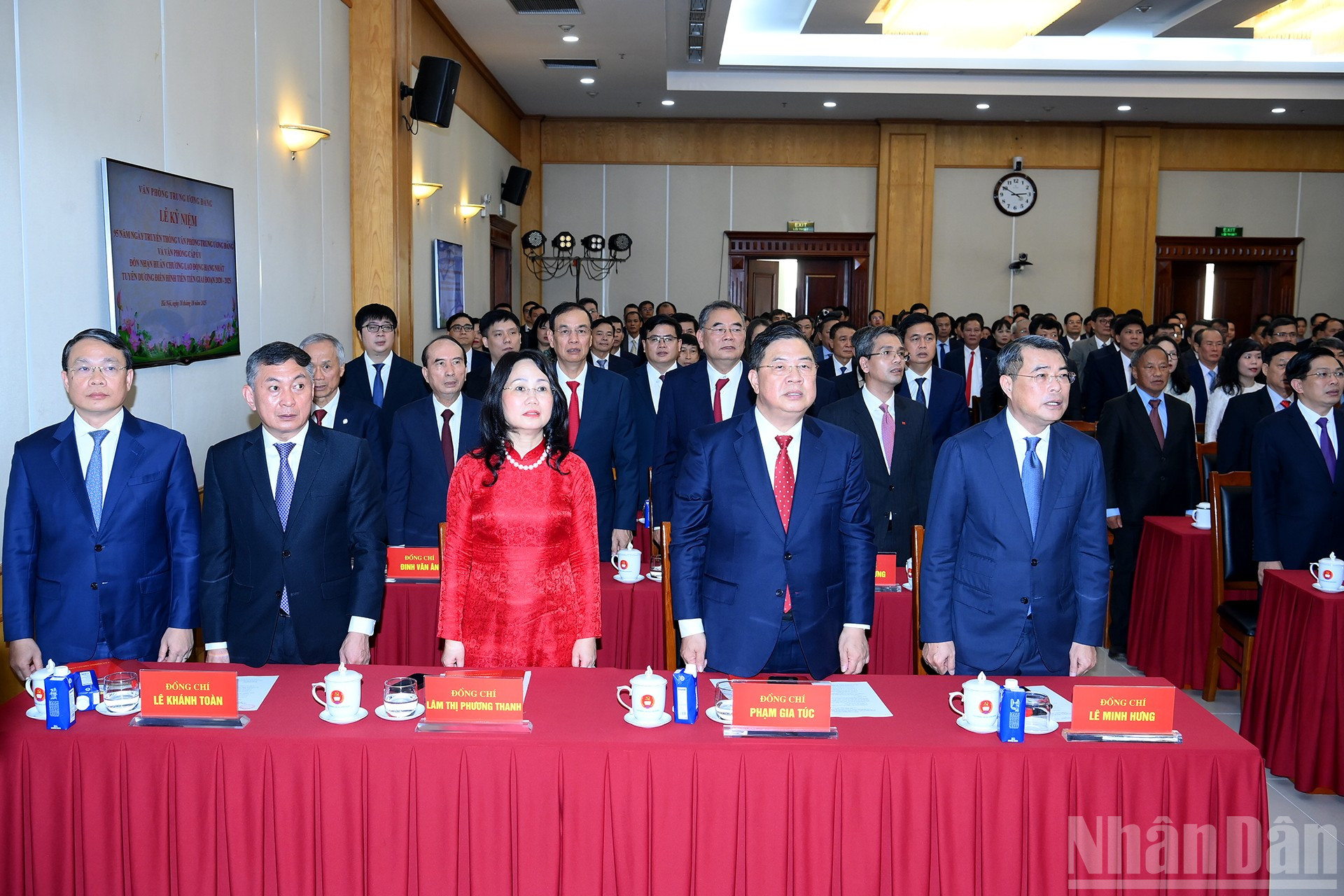 Các đại biểu thực hiện nghi thức chào cờ. ndo_br_a8-bnd-4348.jpg