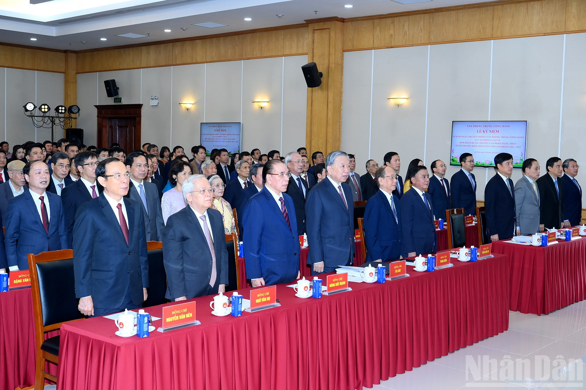 Tổng Bí thư Tô Lâm và các đồng chí chí lãnh đạo, nguyên lãnh đạo Đảng, Nhà nước và các đại biểu thực hiện nghi thức chào cờ. ndo_br_a3-bnd-4344.jpg