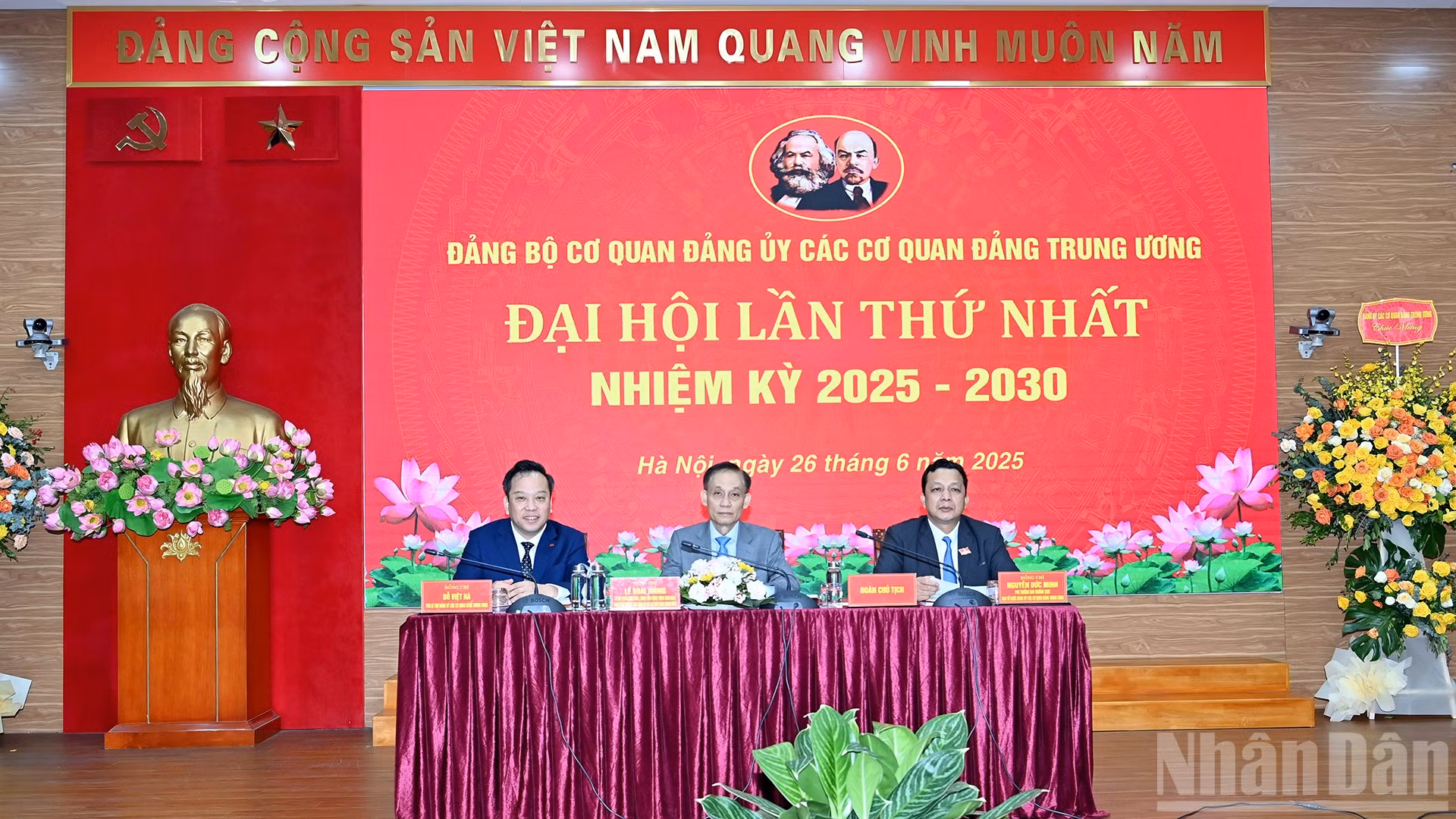 Đoàn Chủ tịch điều hành Đại hội.