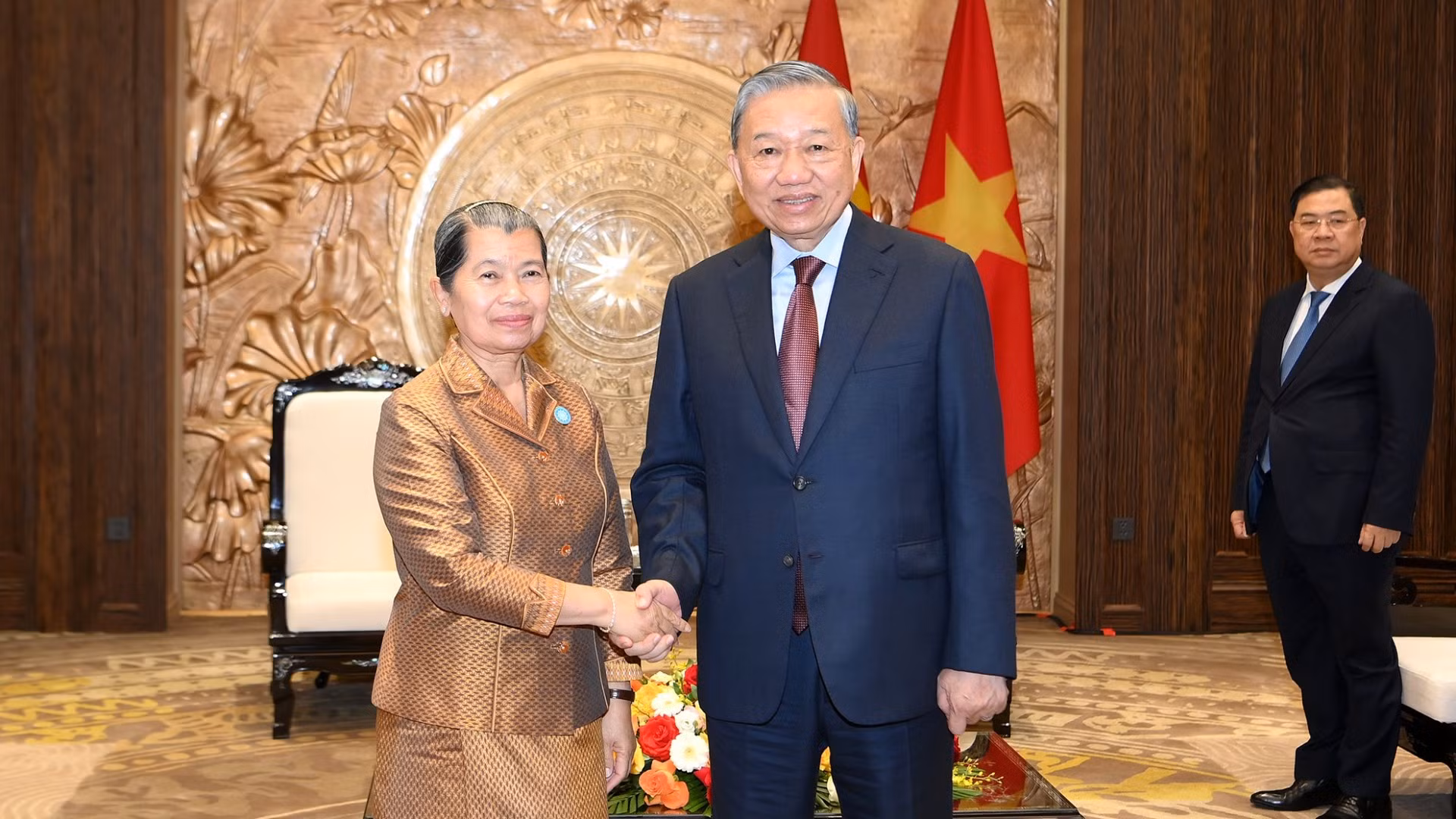 Tổng Bí thư Tô Lâm tiếp bà Men Sam An, Phó Chủ tịch Đảng Nhân dân Campuchia, Chủ tịch Hội đồng Quốc gia Mặt trận Đoàn kết Phát triển Tổ quốc Campuchia. (Ảnh: ĐĂNG KHOA) 