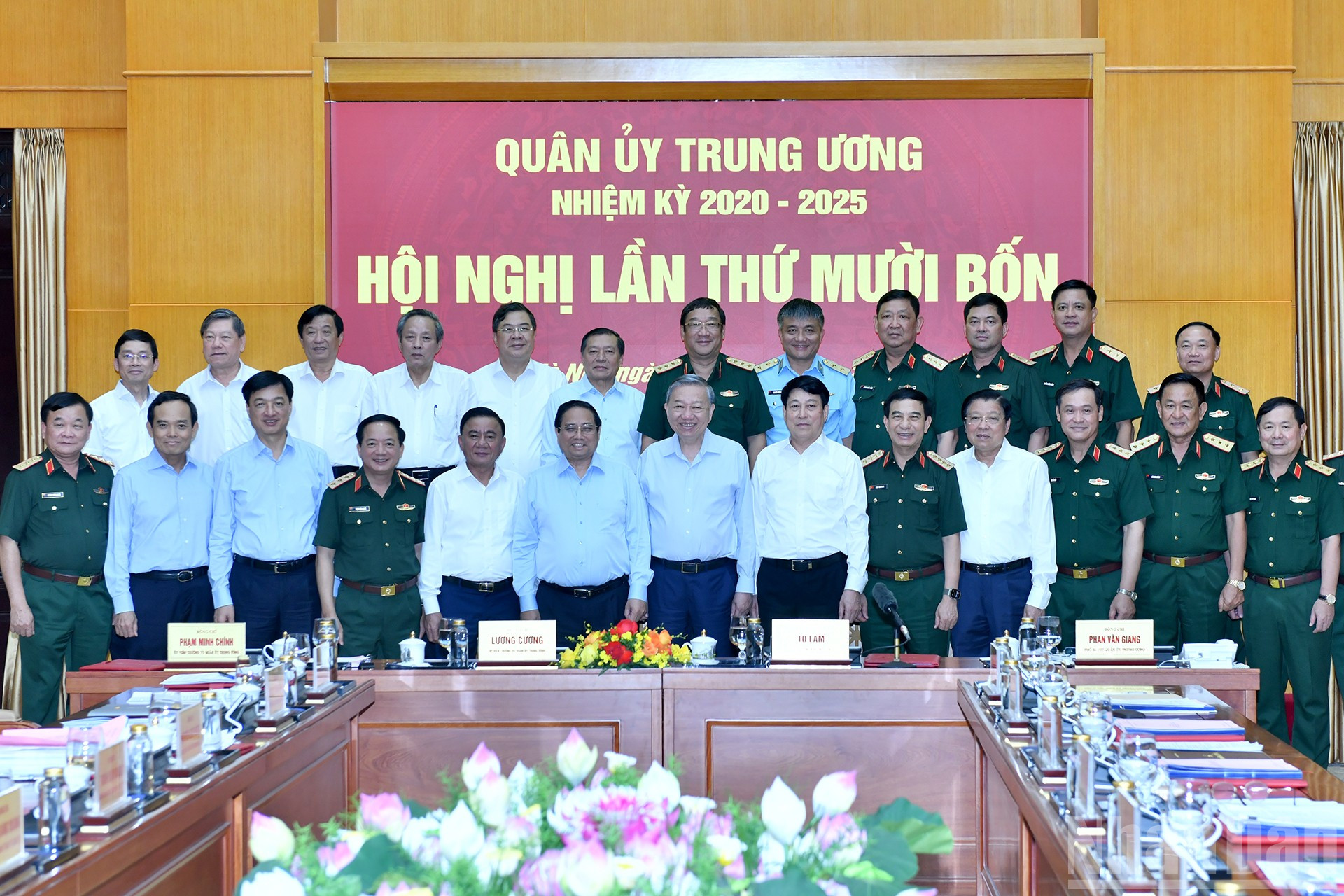 Tổng Bí thư Tô Lâm, Chủ tịch nước Lương Cường, Thủ tướng Chính phủ Phạm Minh Chính với các đại biểu dự hội nghị. ndo_br_a8-dsc-3989.jpg