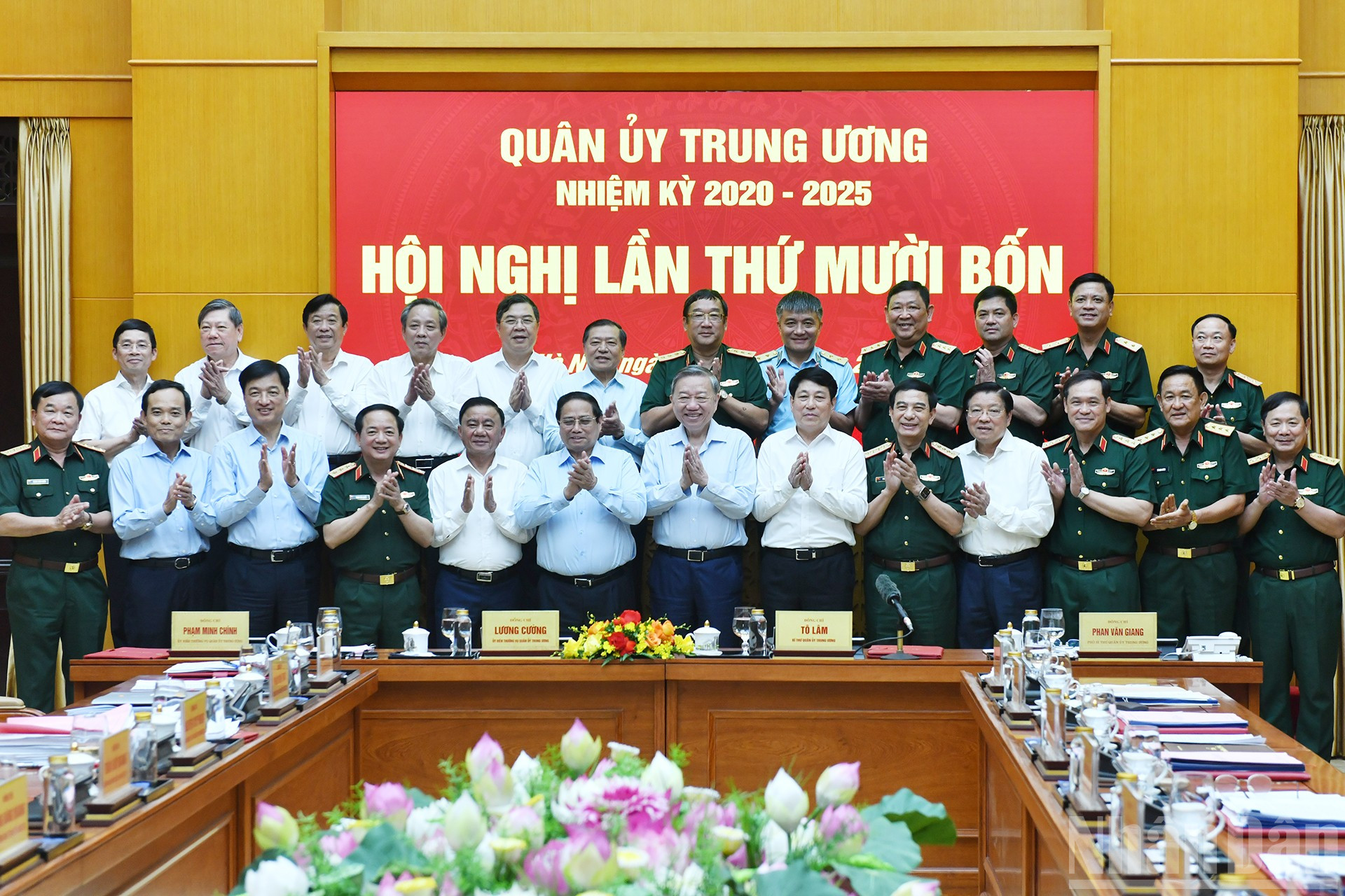 Tổng Bí thư Tô Lâm, Chủ tịch nước Lương Cường, Thủ tướng Chính phủ Phạm Minh Chính với các đại biểu dự hội nghị. ndo_br_a7-dsc-3995.jpg