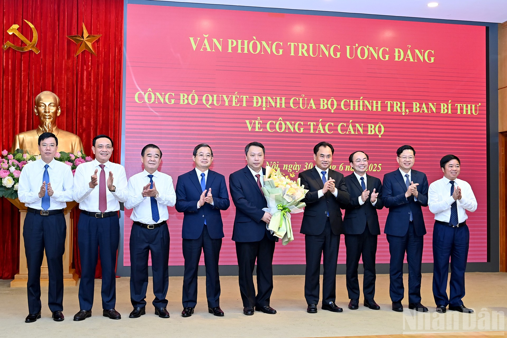 Các cơ quan, đơn vị tặng hoa chúc mừng đồng chí Nguyễn Huy Dũng. ndo_br_a8-bnd-1034.jpg