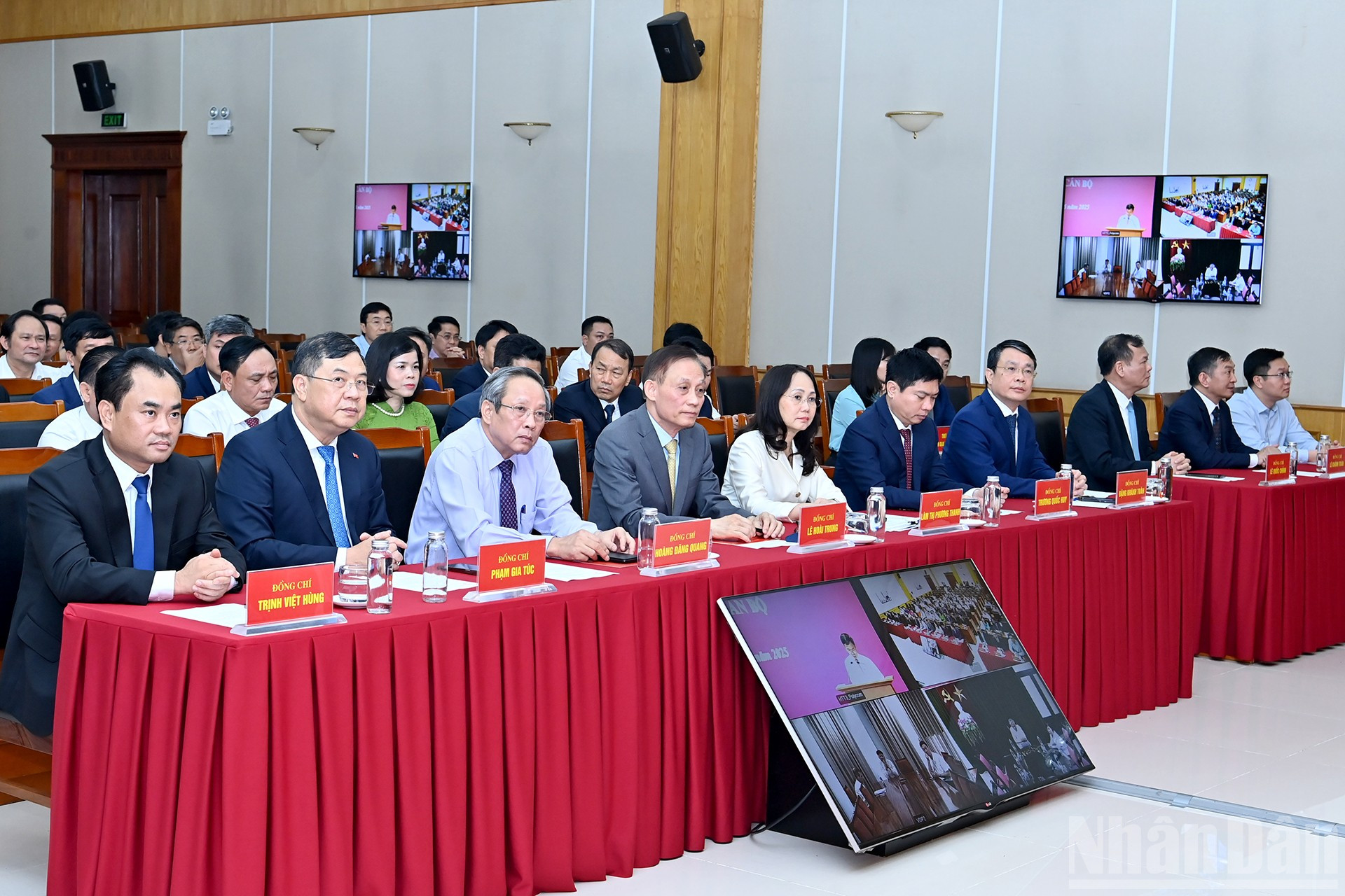 Các đại biểu dự hội nghị công bố Quyết định của Bộ Chính trị, Ban Bí thư về công tác cán bộ ndo_br_a1-bnd-0945.jpg