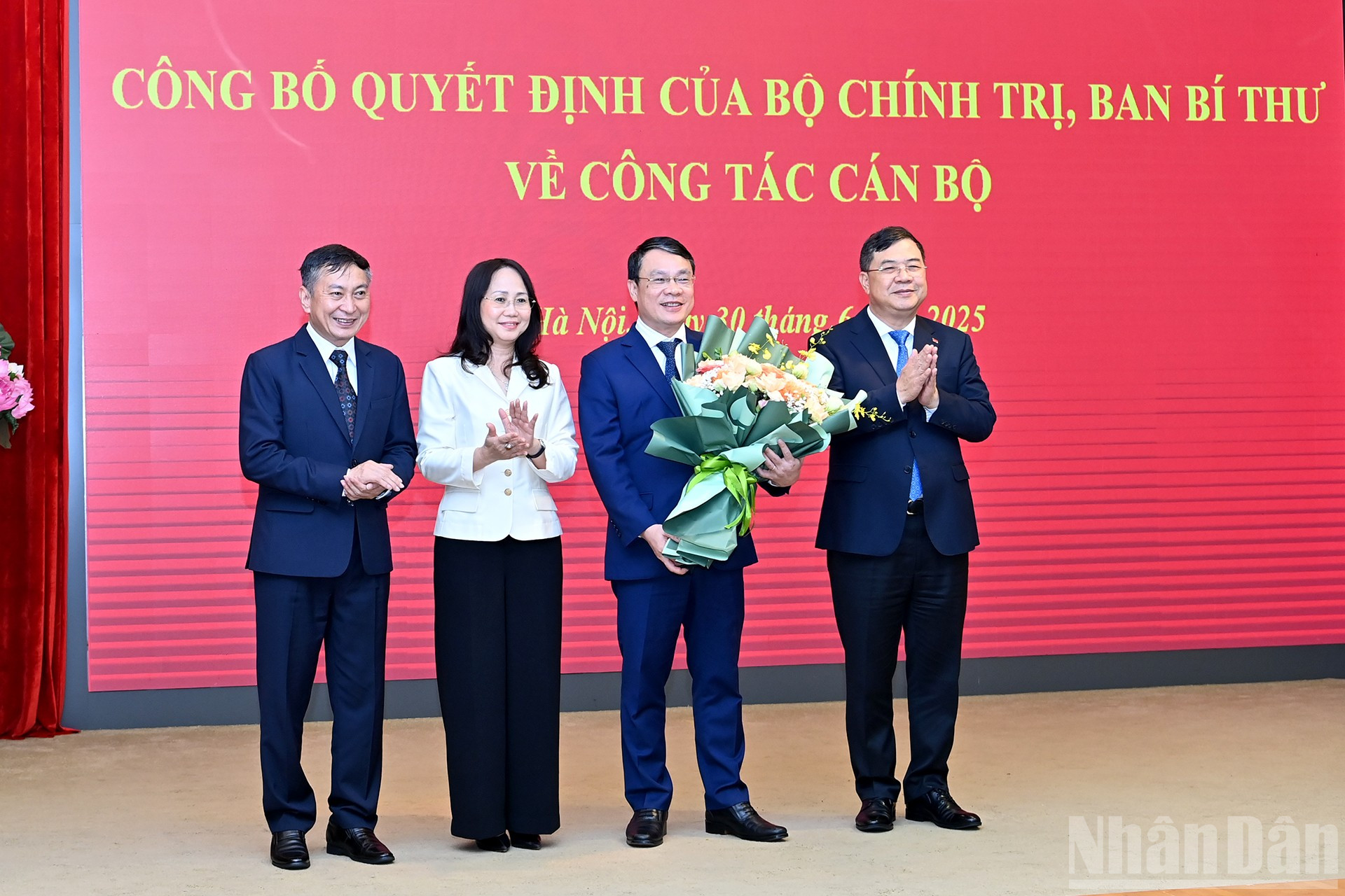 Lãnh đạo Văn phòng Trung ương Đảng tặng hoa chúc mừng đồng chí Đặng Khánh Toàn. ndo_br_a7-bnd-1012.jpg