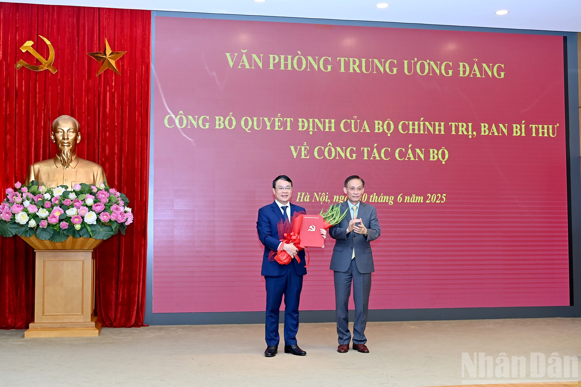 Đồng chí Lê Hoài Trung, Bí thư Trung ương Đảng, Chánh Văn phòng Trung ương trao quyết định của Bộ Chính trị điều động, bổ nhiệm giữ chức Phó Chánh Văn phòng Trung ương Đảng cho đồng chí Đặng Khánh Toàn. ndo_br_a3-bnd-0969.jpg
