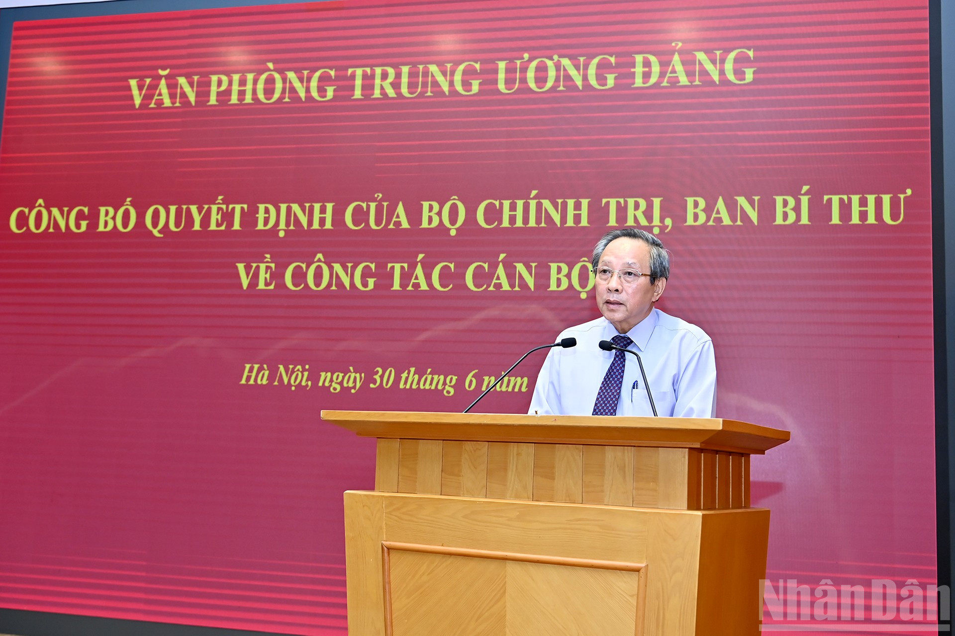 Phó Trưởng ban Thường trực Ban Tổ chức Trung ương Hoàng Đăng Quang công bố các Quyết định của Bộ Chính trị, Ban Bí thư. ndo_br_a3-bnd-0956.jpg