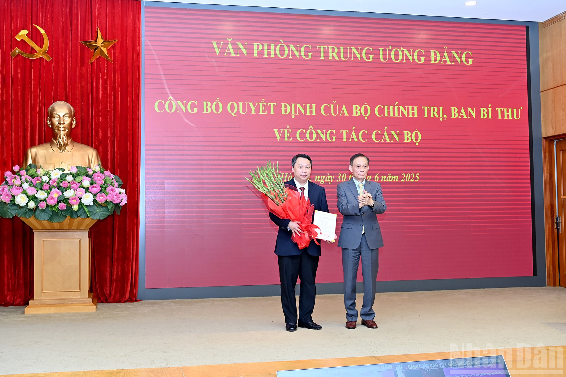 Chánh Văn phòng Trung ương Lê Hoài Trung trao quyết định của Ban Bí thư điều động giữ chức Ủy viên chuyên trách Ban Chỉ đạo Trung ương về phát triển khoa học, công nghệ, đổi mới sáng tạo và chuyển đổi số cho đồng chí Nguyễn Huy Dũng. ndo_br_a4-bnd-0977.jpg