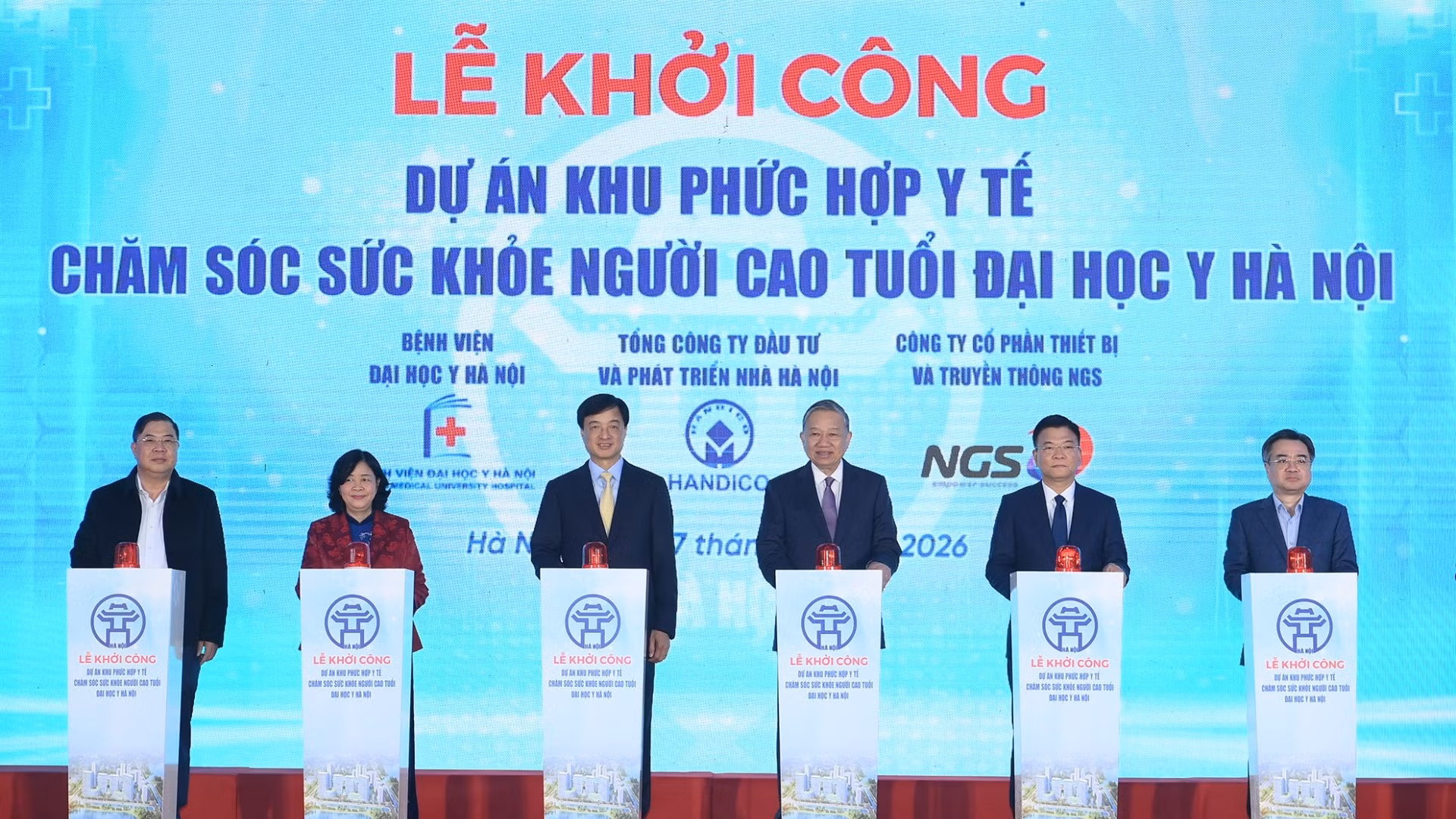 Tổng Bí thư Tô Lâm và các đại biểu thực hiện nghi thức khởi công xây dựng Khu phức hợp y tế - Chăm sóc sức khỏe người cao tuổi Đại học Y Hà Nội. (Ảnh: ĐĂNG KHOA)