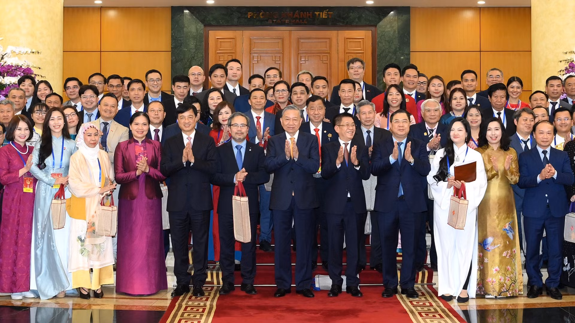 Tổng Bí thư Tô Lâm gặp mặt Đoàn kiều bào tiêu biểu tham dự Chương trình Xuân Quê hương 2026. (Ảnh: ĐĂNG KHOA)