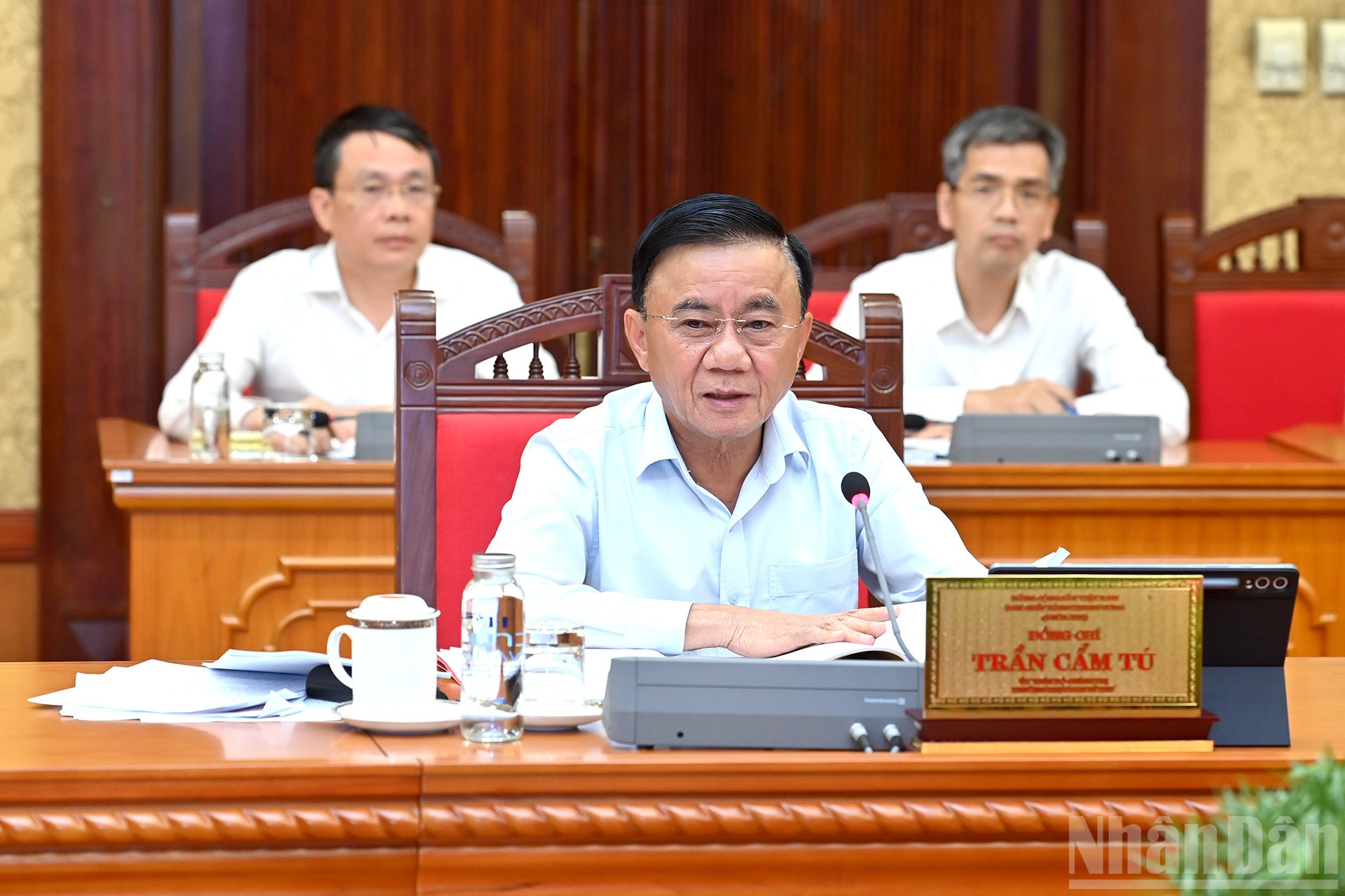 Thường Trực Ban Bí thư Trần Cẩm Tú phát biểu kết luận tại cuộc làm việc với Ban Thường vụ Tỉnh ủy Lào Cai. ndo_br_a8-bnd-1853.jpg