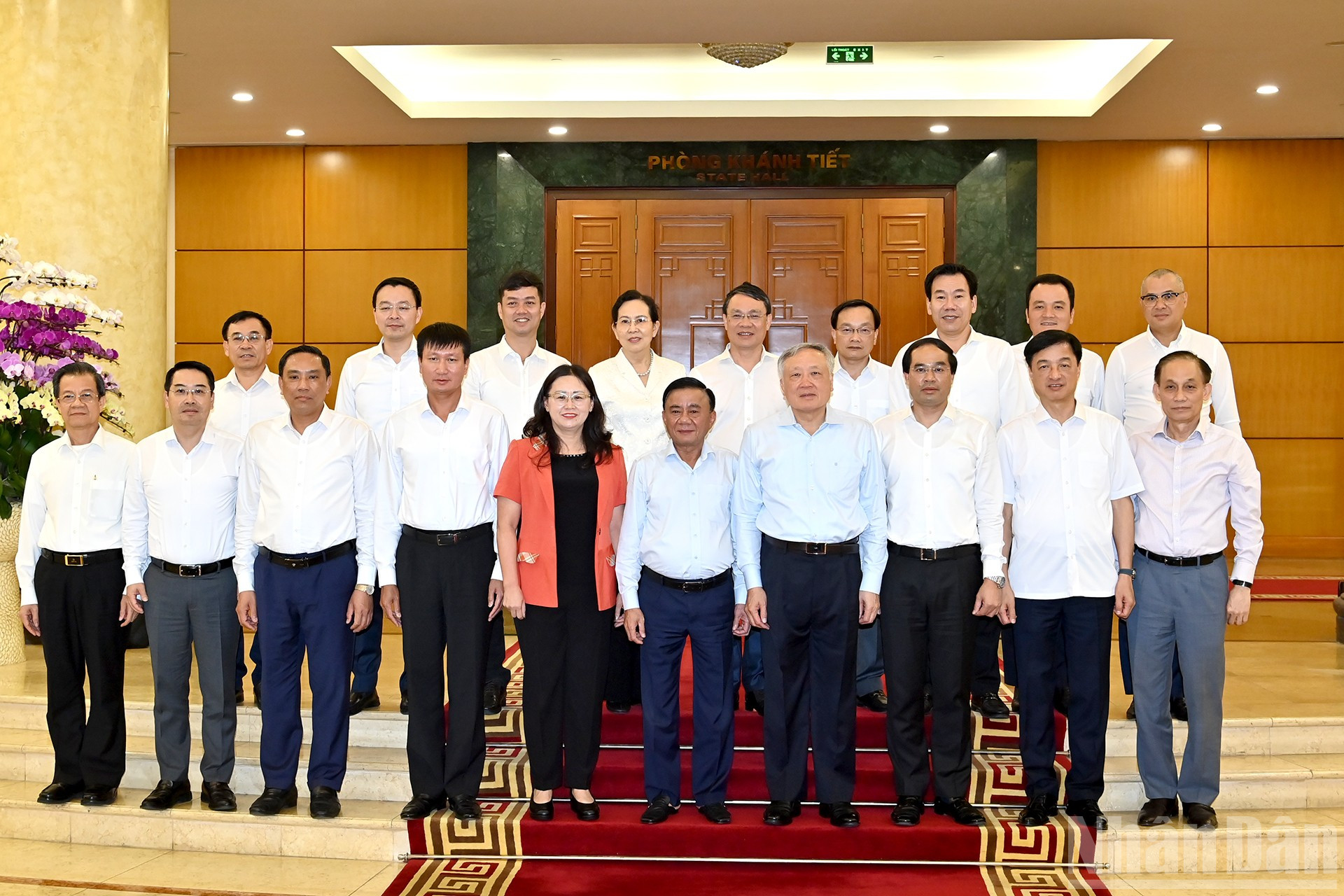 Thường trực Ban Bí thư Trần Cẩm Tú và các đồng chí lãnh đạo Đảng, Nhà nước với Ban Thường vụ Tỉnh ủy Lào Cai. ndo_br_a10-bnd-1864.jpg