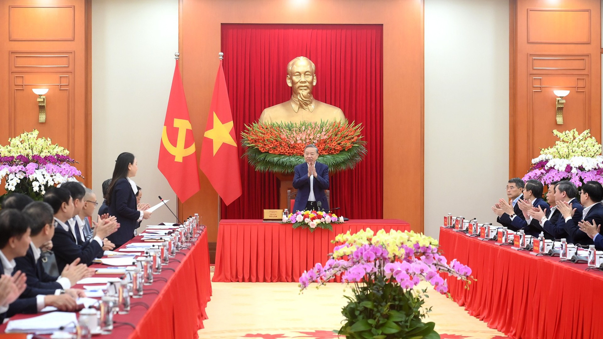 Tổng Bí thư Tô Lâm chủ trì làm việc với các Tổ Biên tập về tổng kết 100 năm Đảng lãnh đạo cách mạng Việt Nam và 40 năm thực hiện Cương lĩnh xây dựng đất nước trong thời kỳ quá độ lên Chủ nghĩa xã hội. (Ảnh: ĐĂNG KHOA)