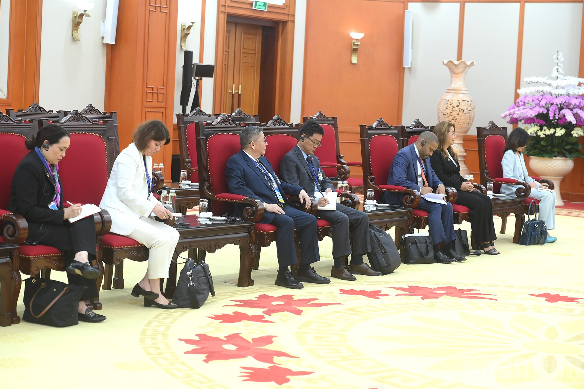 Các thành viên tháp tùng Tổng Thư ký Liên hợp quốc Antonio Guterres tham dự cuộc tiếp. ndo_br_a6-bnd-4631.jpg