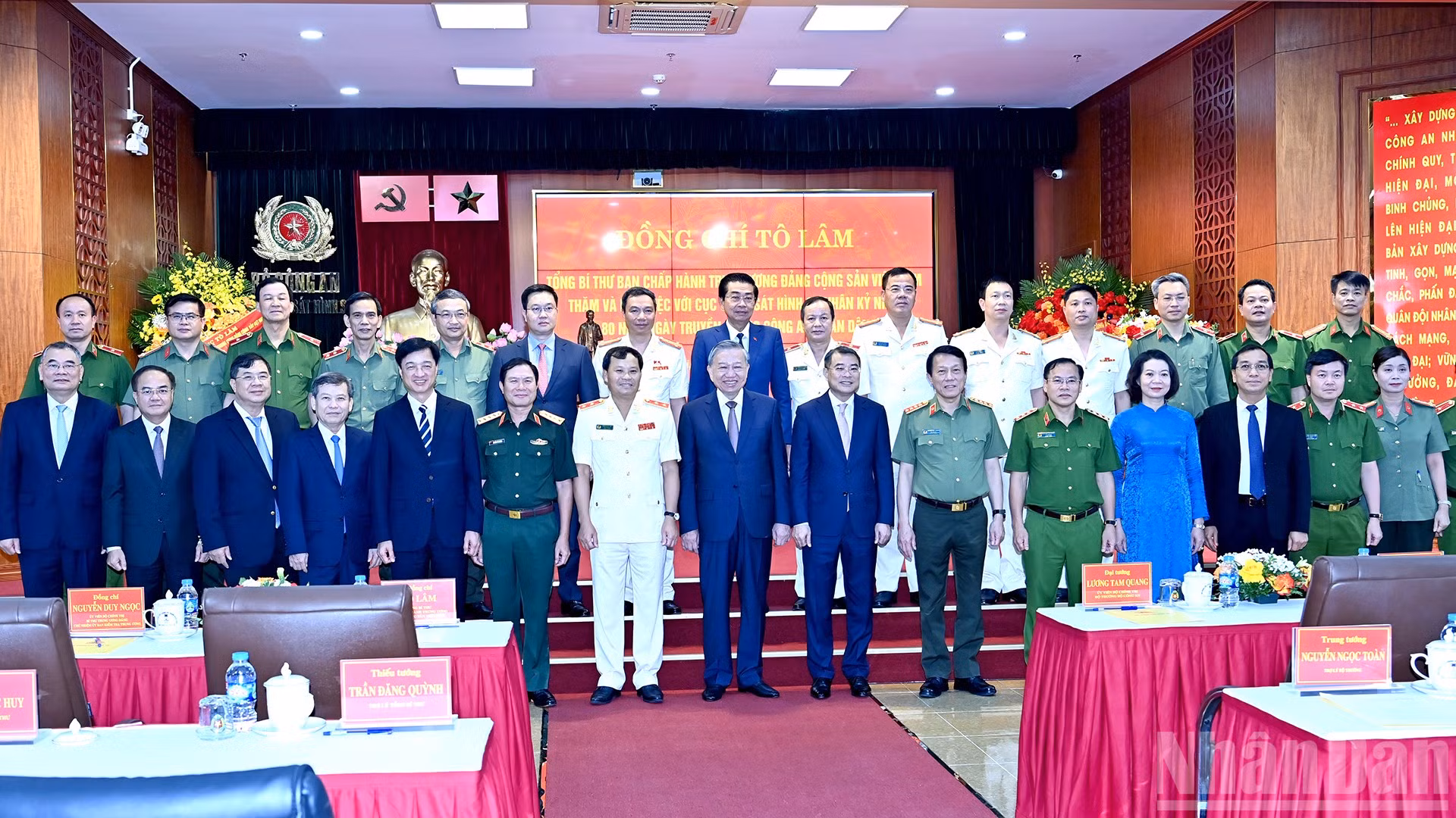 Tổng Bí thư Tô Lâm và các đồng chí lãnh đạo Đảng, Nhà nước và cán bộ Cục Cảnh sát hình sự. 