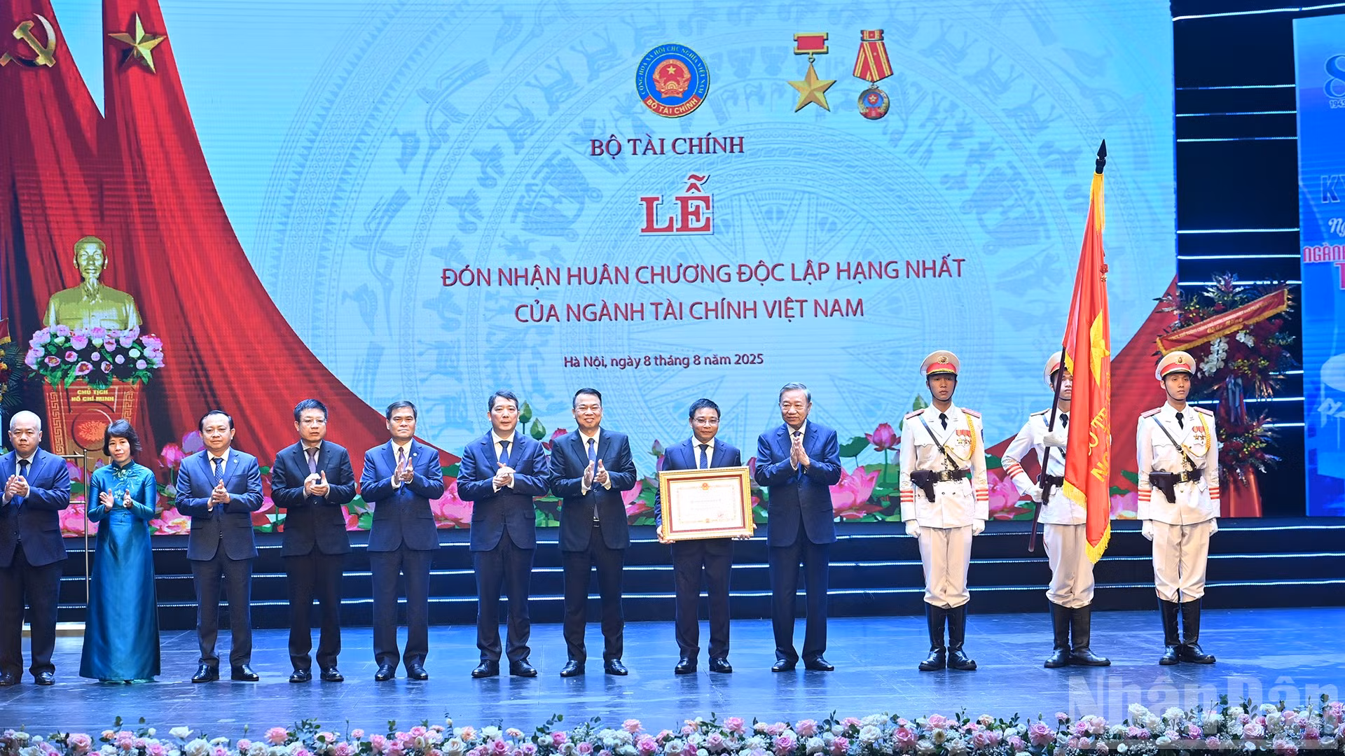 Tổng Bí thư Tô Lâm trao Huân chương Độc lập hạng Nhất tặng ngành tài chính. (Ảnh ĐĂNG KHOA)