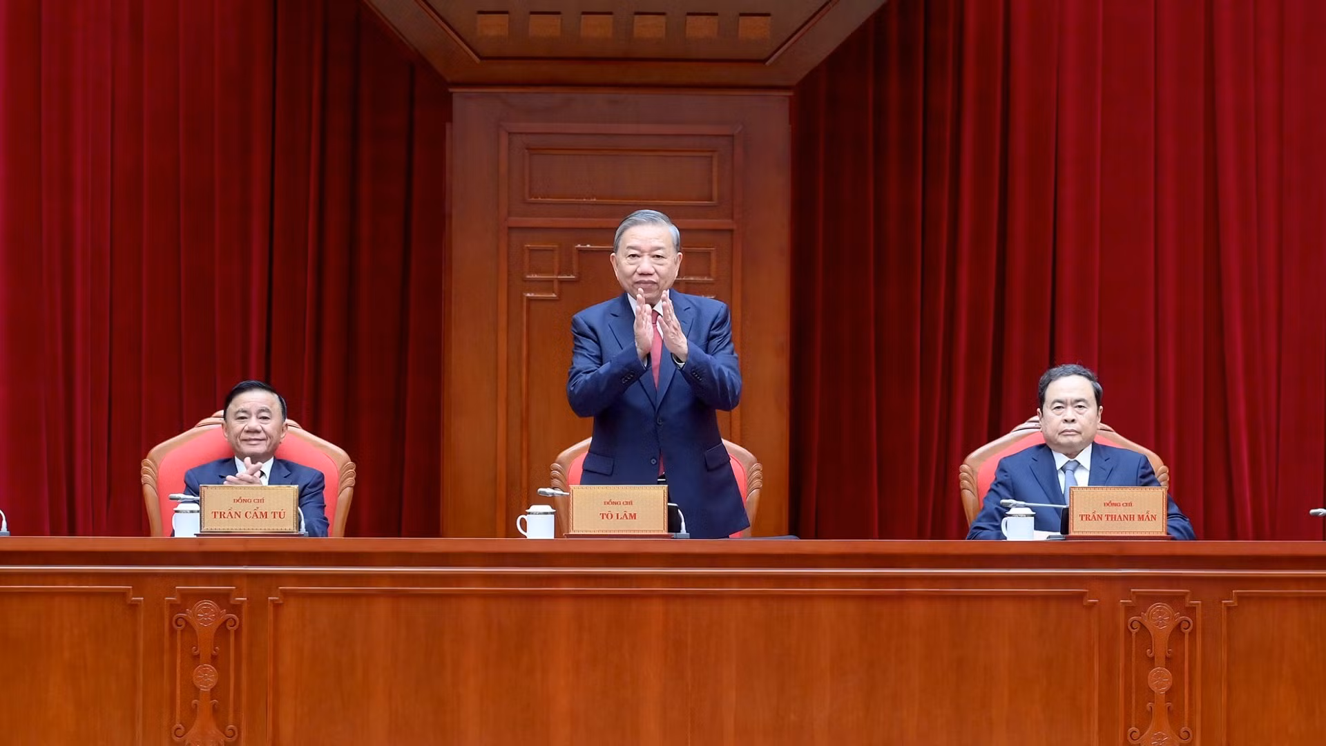 Tổng Bí thư Tô Lâm và các đồng chí lãnh đạo Đảng, Nhà nước chủ trì gặp mặt thành viên các Tiểu ban chuẩn bị Đại hội XIV của Đảng và Ban Chỉ đạo tổng kết 40 năm đổi mới. (Ảnh: ĐĂNG KHOA)