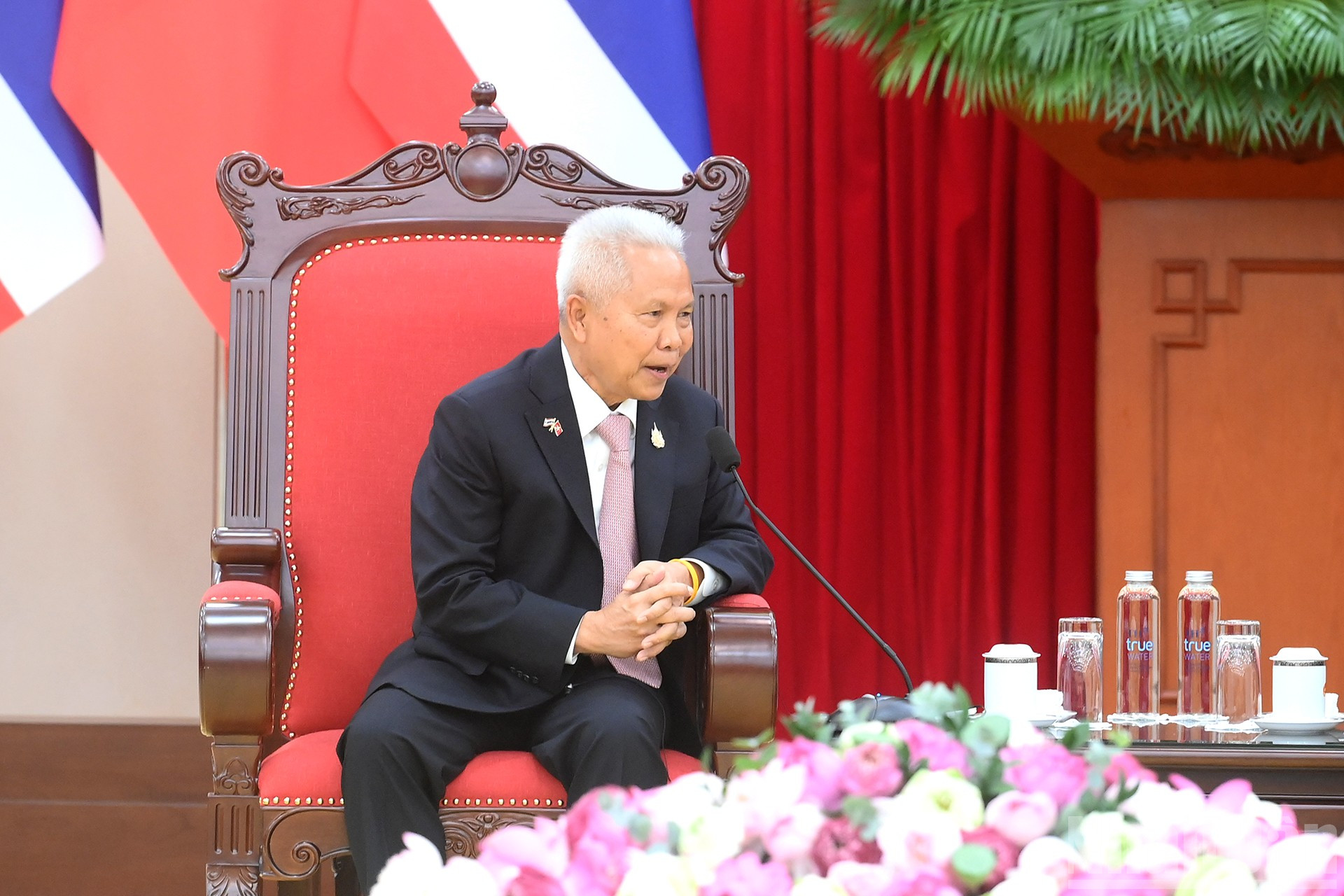 Chủ tịch Quốc hội ki&ecirc;m Chủ tịch Hạ viện Vương quốc Th&aacute;i Lan Sophon Zaram ph&aacute;t biểu tại cuộc tiếp.