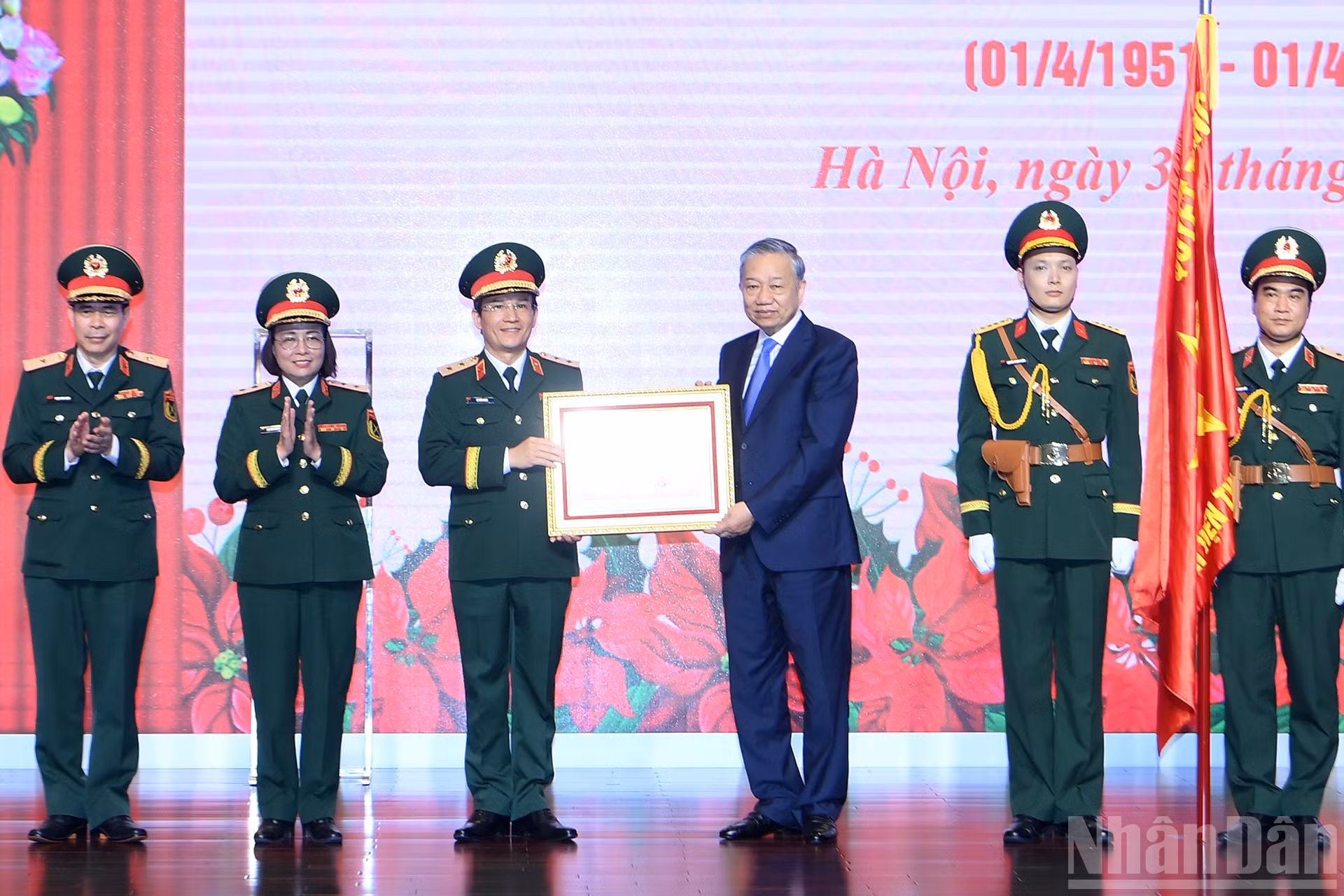 Генеральный секретарь ЦК КПВ То Лам вручает орден Хо Ши Мина коллективу сотрудников Центрального военного госпиталя № 108.