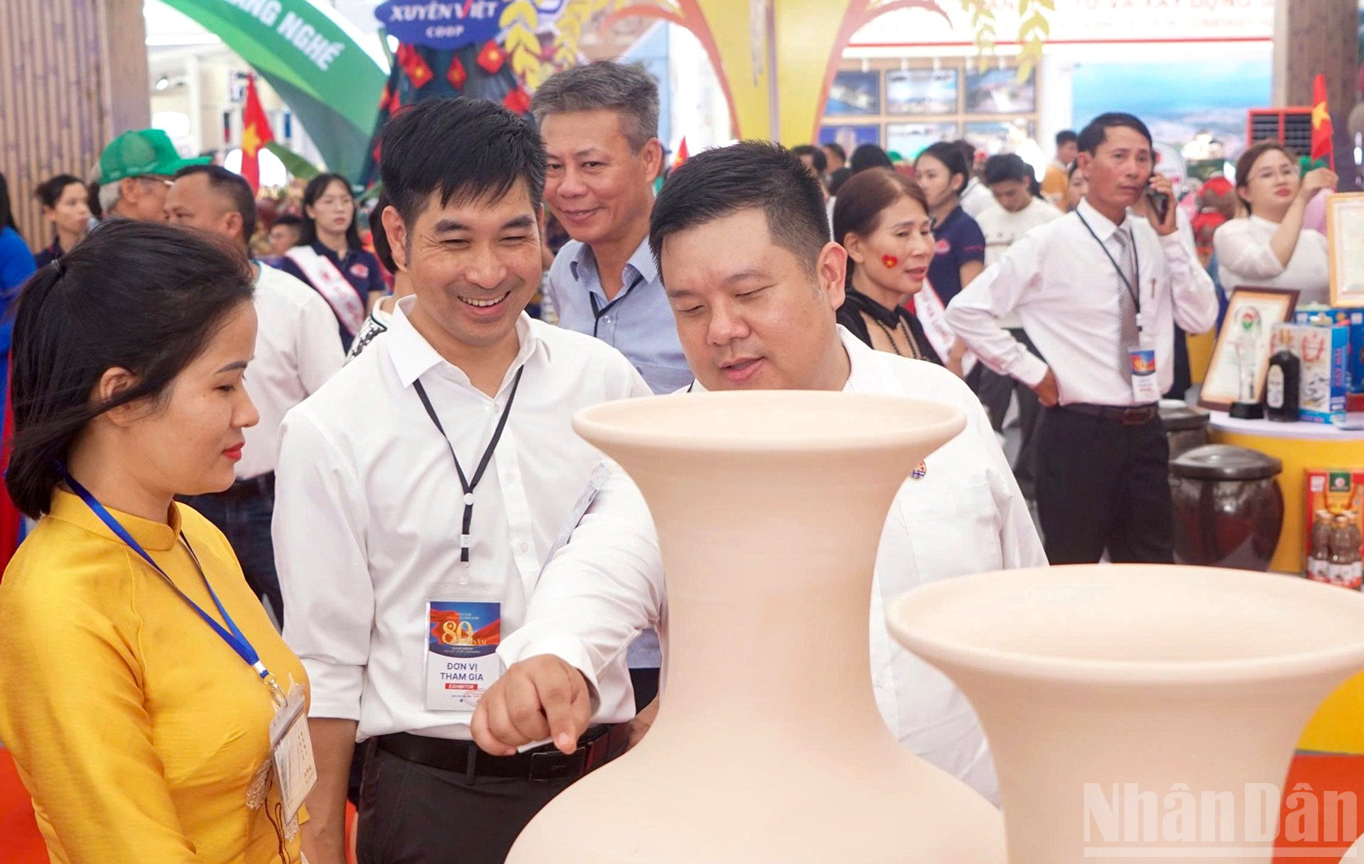 អ្នកទស្សនាមើលផលិតផលសេរ៉ាមិច Chu Dau ដែលដាក់តាំងនៅពិព័រណ៍ A80។ ndo_br_anh-4-gom.jpg