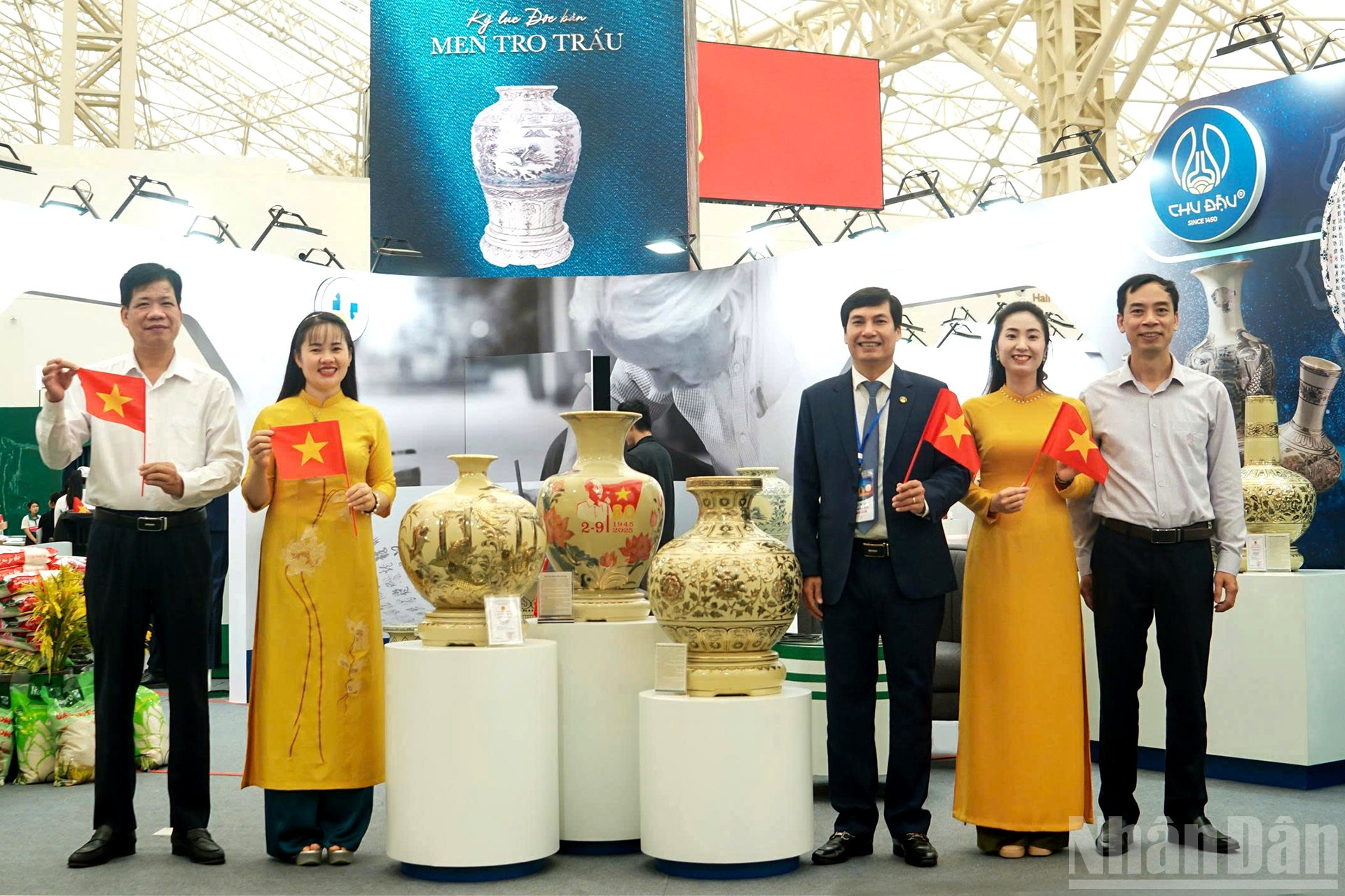 ស្តង់សេរ៉ាមិច Chu Dau បានចូលរួមក្នុងការតាំងពិព័រណ៍សមិទ្ធផលជាតិ ndo_br_anh-7-gom.jpg