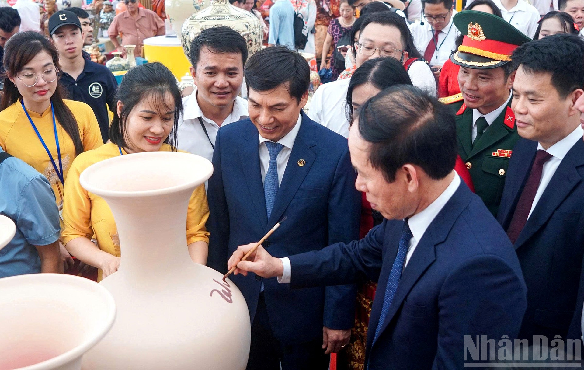 គណៈប្រតិភូទស្សនាស្តង់តាំងពិពណ៌សេរ៉ាមិច Chu Dau។ ndo_br_anh-3-gom.jpg